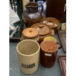 A QUANTITY OF STONEWARE ITEMS TO INCLUDE A LARGE JUG, STORAGE JARS, CASSEROLE DISHES, ETC
