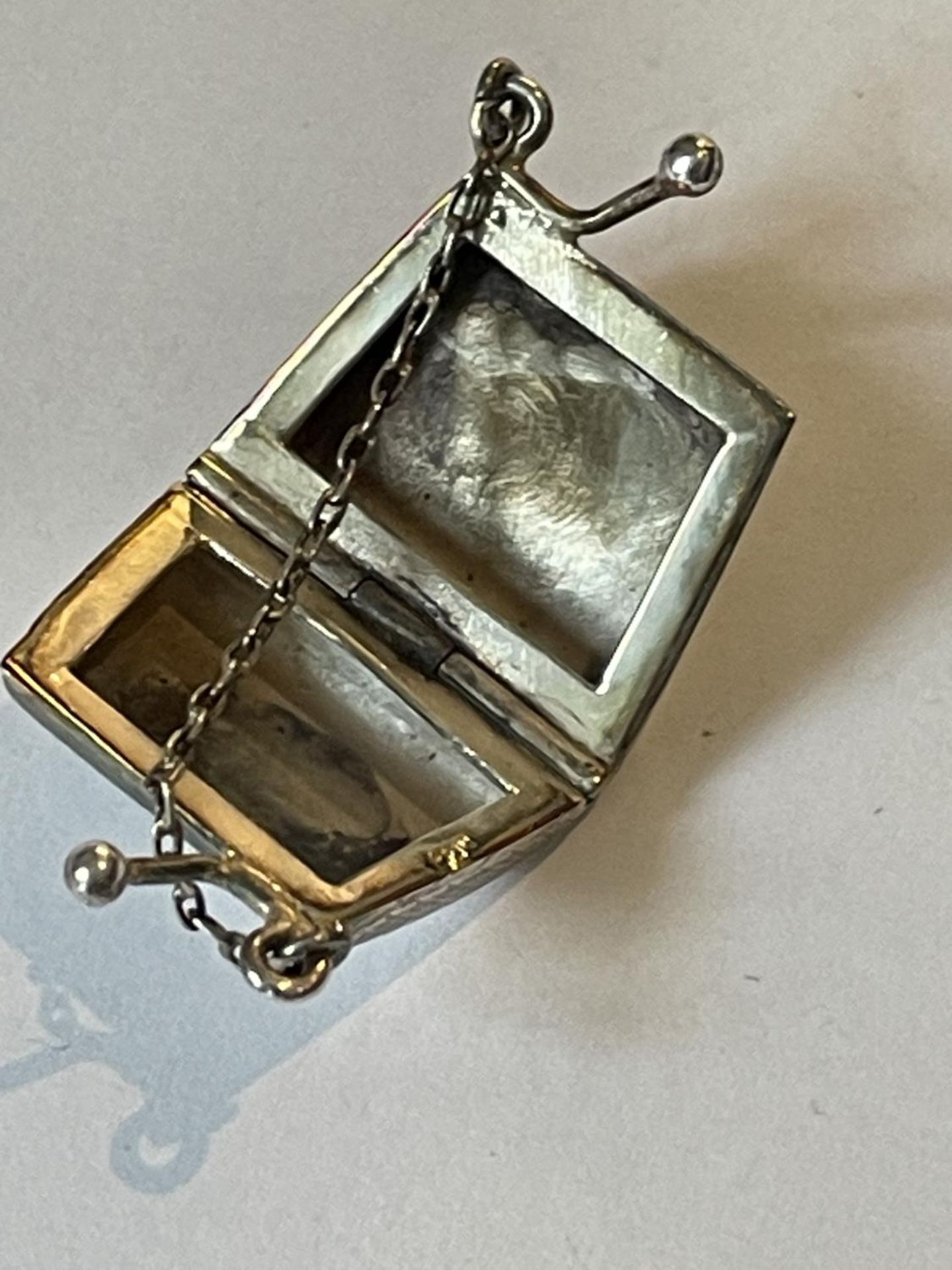 A SILVER PURSE - Image 3 of 3