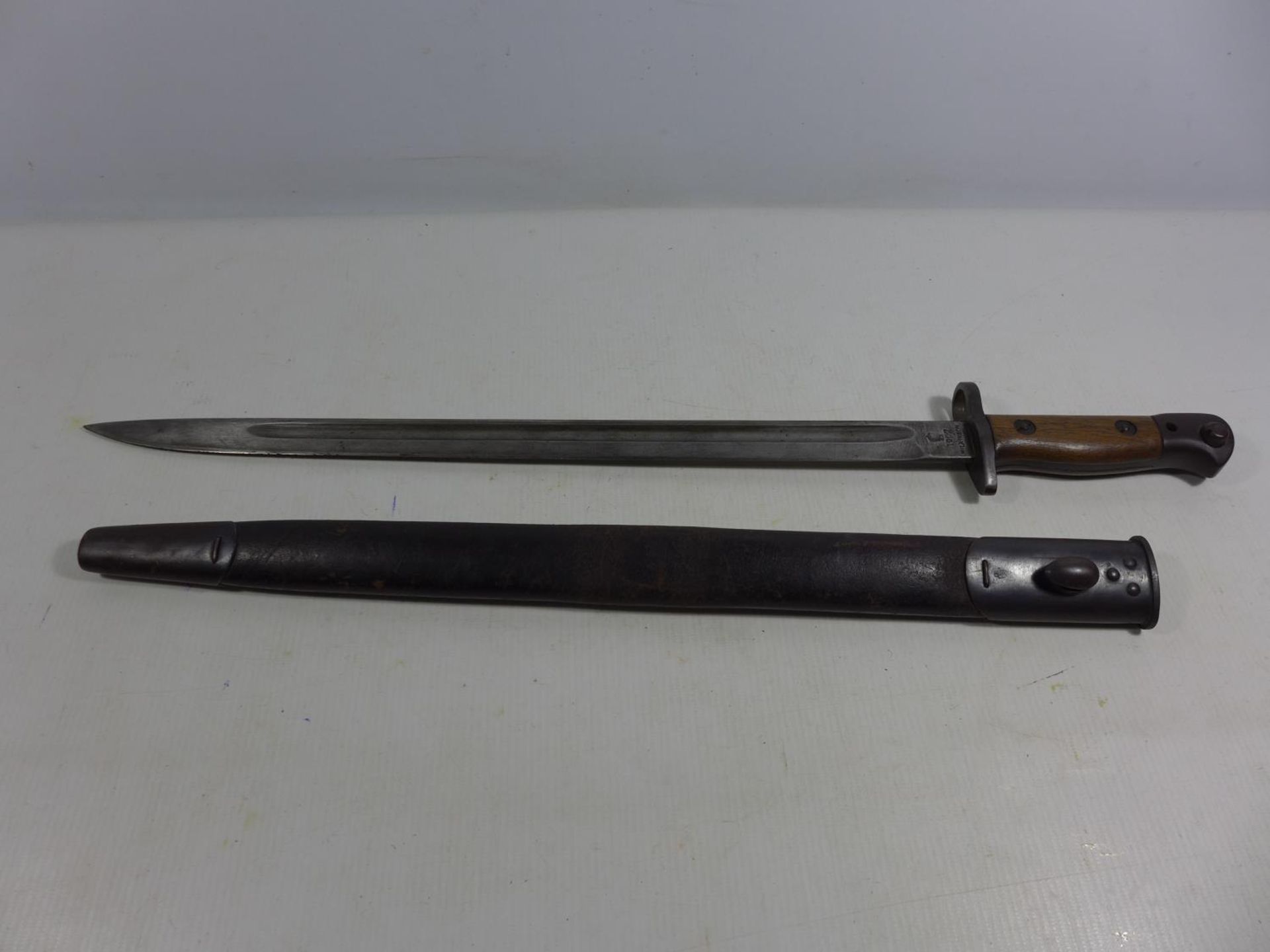 A BRITISH ARMY WORLD WAR I 1907 PATTERN BAYONET AND SCABBARD BY WILKINSON, 43CM BLADE