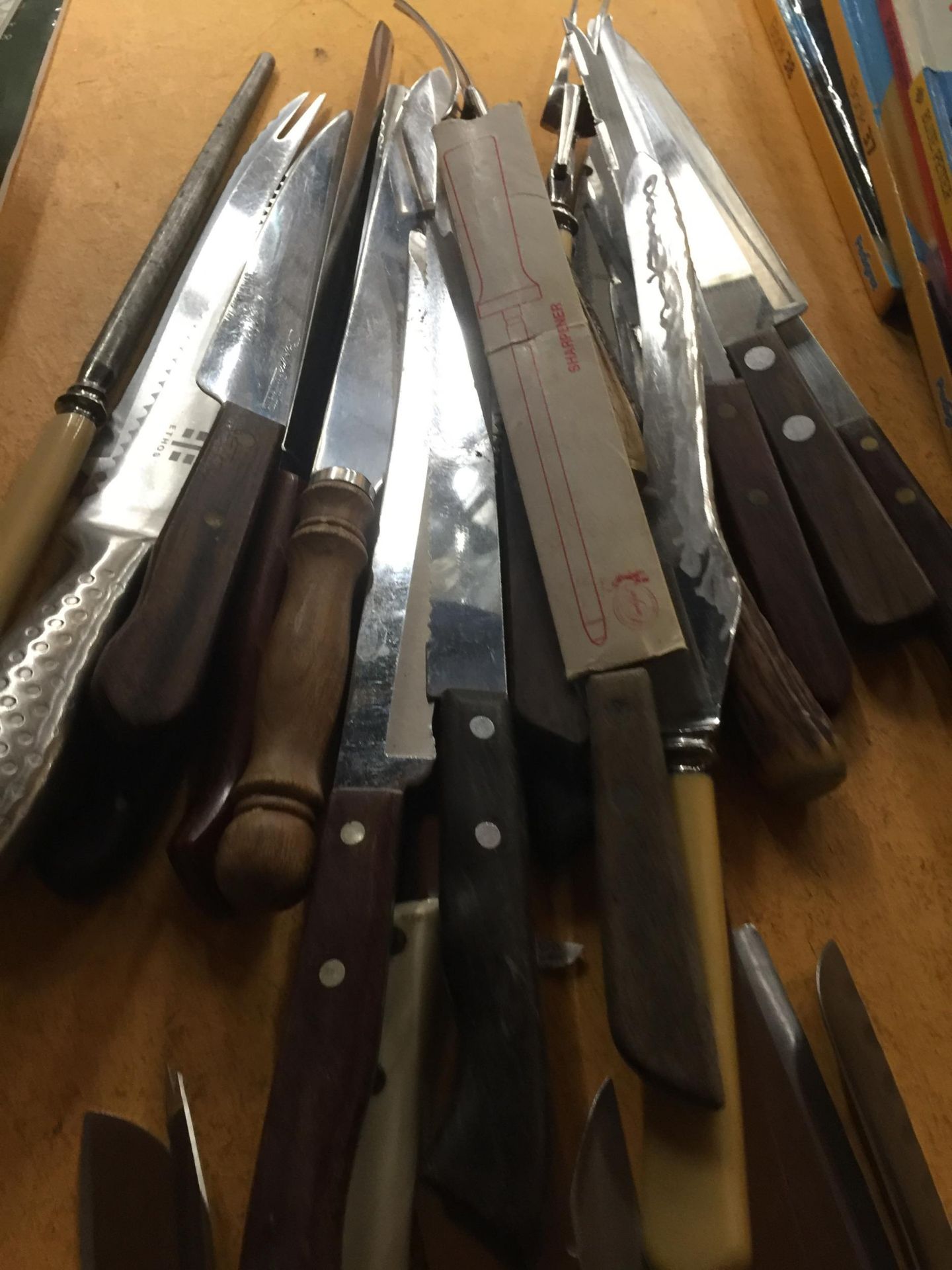 A MIXED LOT OF VINTAGE CARVING KNIVES ETC - Image 2 of 3