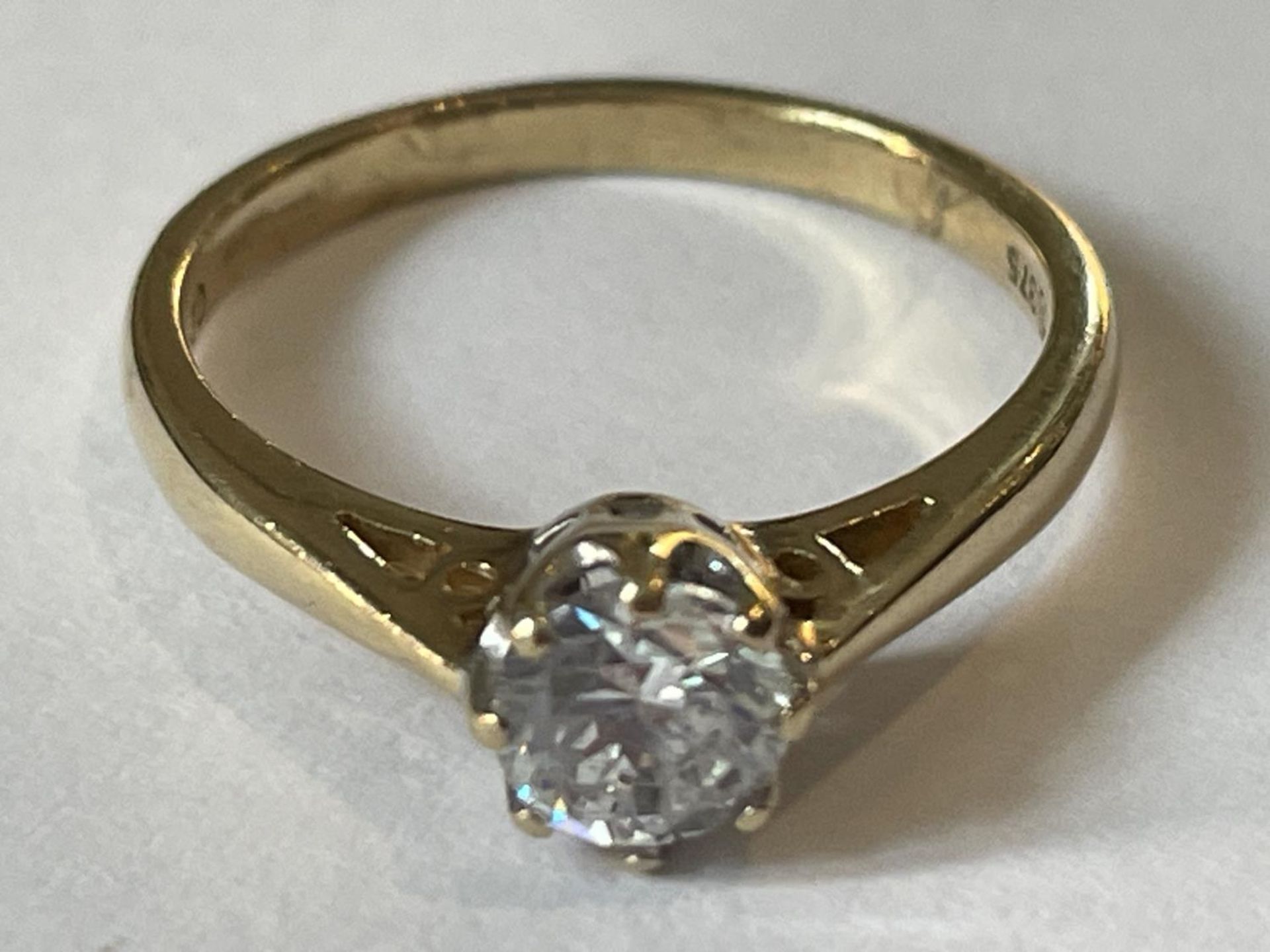 A 9 CARAT GOLD SOLITAIRE RING WITH A SOLITAIRE CUBIC ZIRCONIA STONE SIZE J