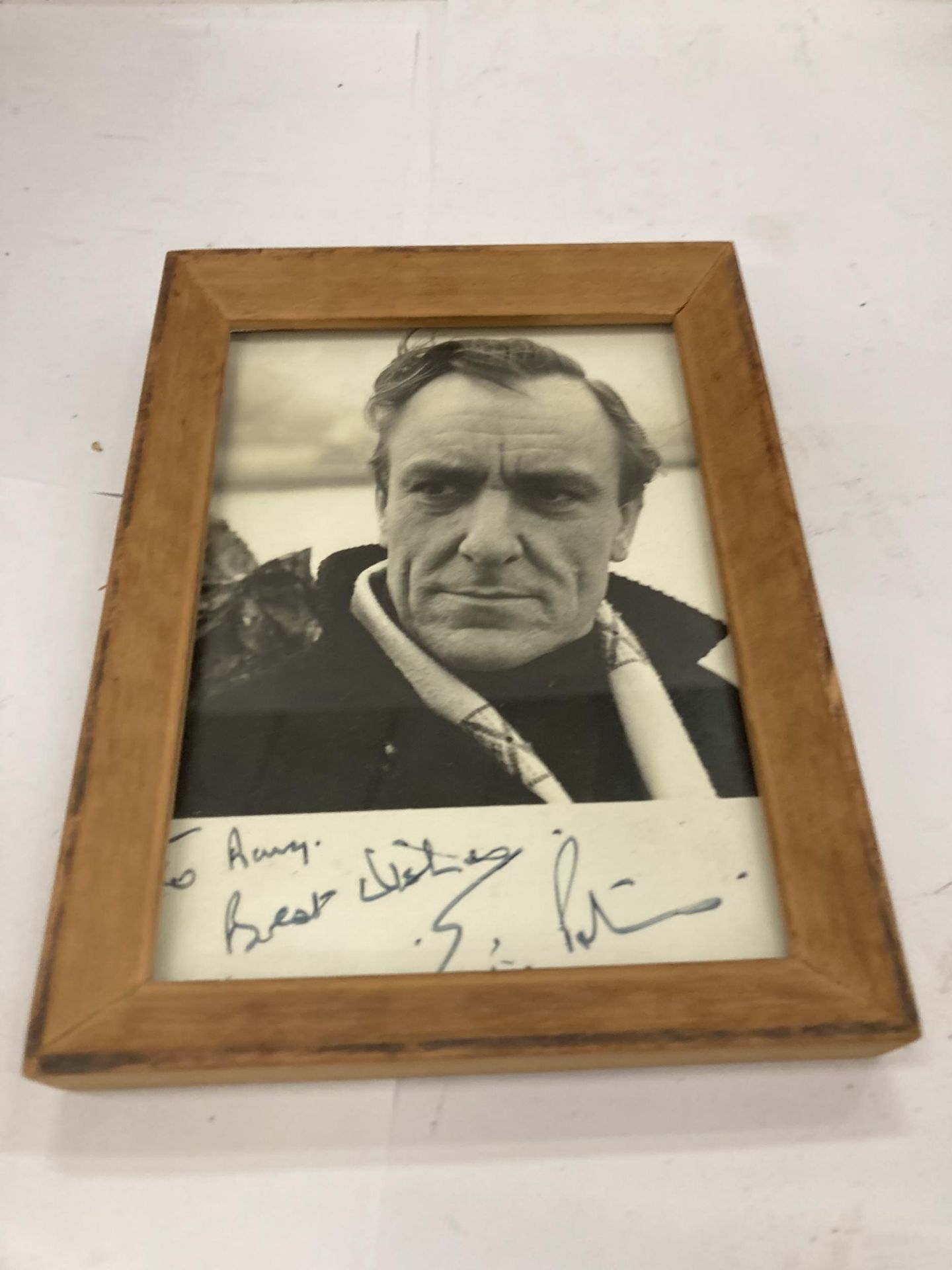 A SIGNED PHOTOGRAPH OF ERIC PORTER (8TH APRIL 1928 - 15TH MAY 1995) BRITISH ACTOR OF STAGE, FILM AND