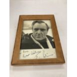 A SIGNED PHOTOGRAPH OF ERIC PORTER (8TH APRIL 1928 - 15TH MAY 1995) BRITISH ACTOR OF STAGE, FILM AND