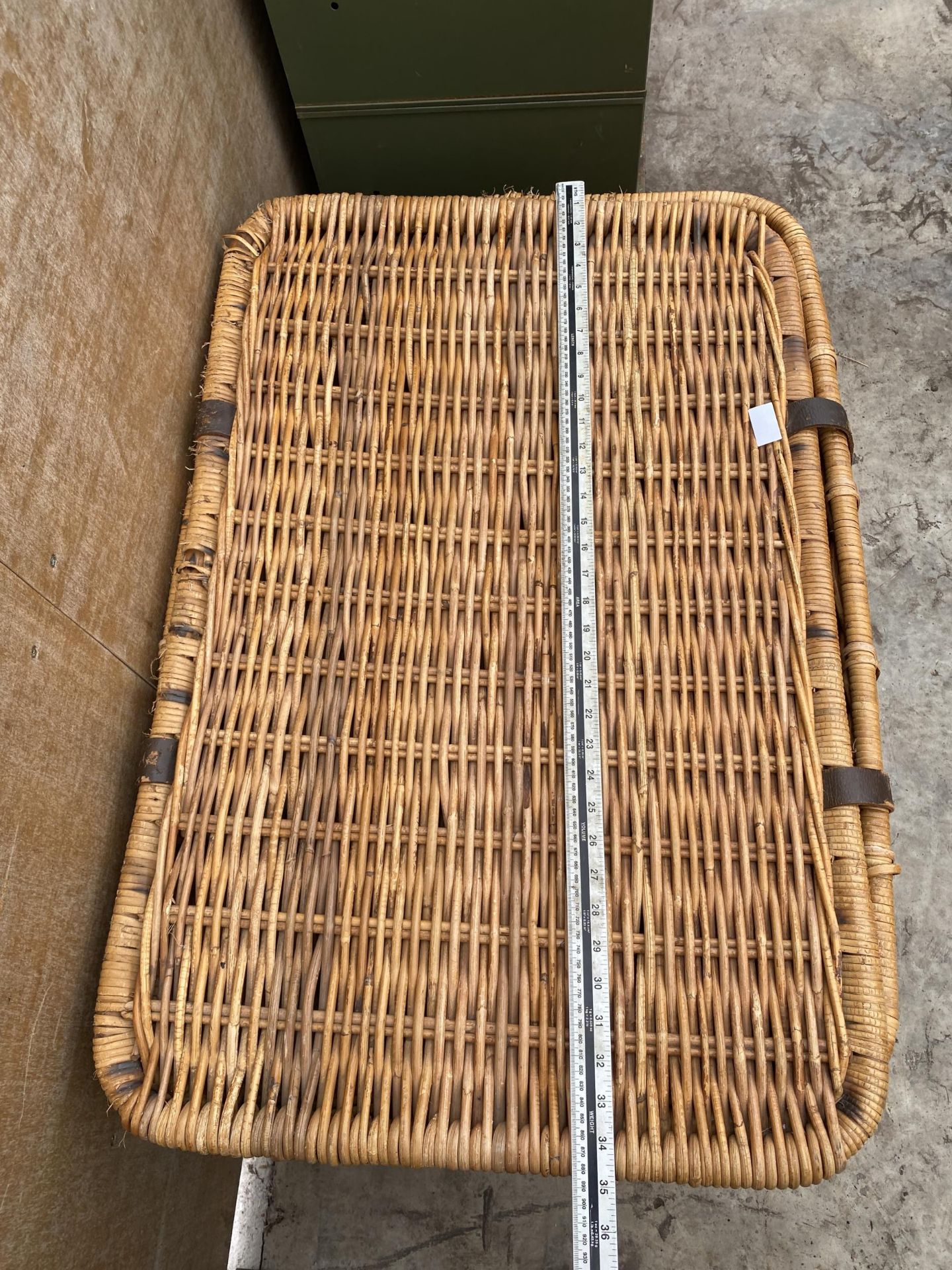A LARGE WICKER LOG BASKET WITH HINGED LID AND LEATHER STRAPPING - Bild 3 aus 4
