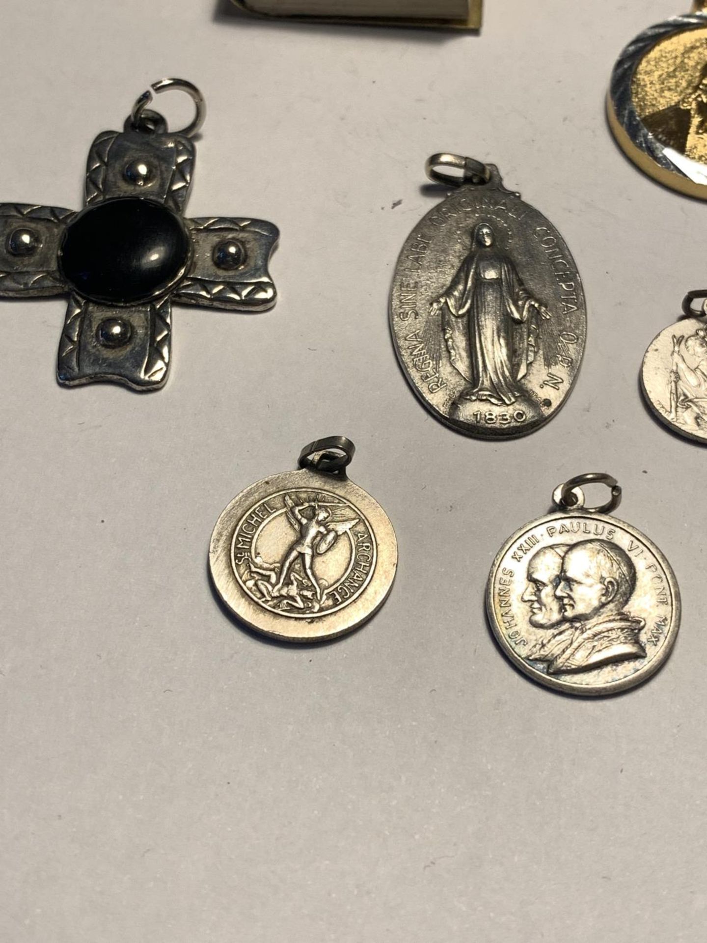 A QUANTITY OF RELIGIOUS ITEMS TO INCLUDE CROSS PENDANTS AND A NEW TESTAMENT BROOCH - Bild 2 aus 7