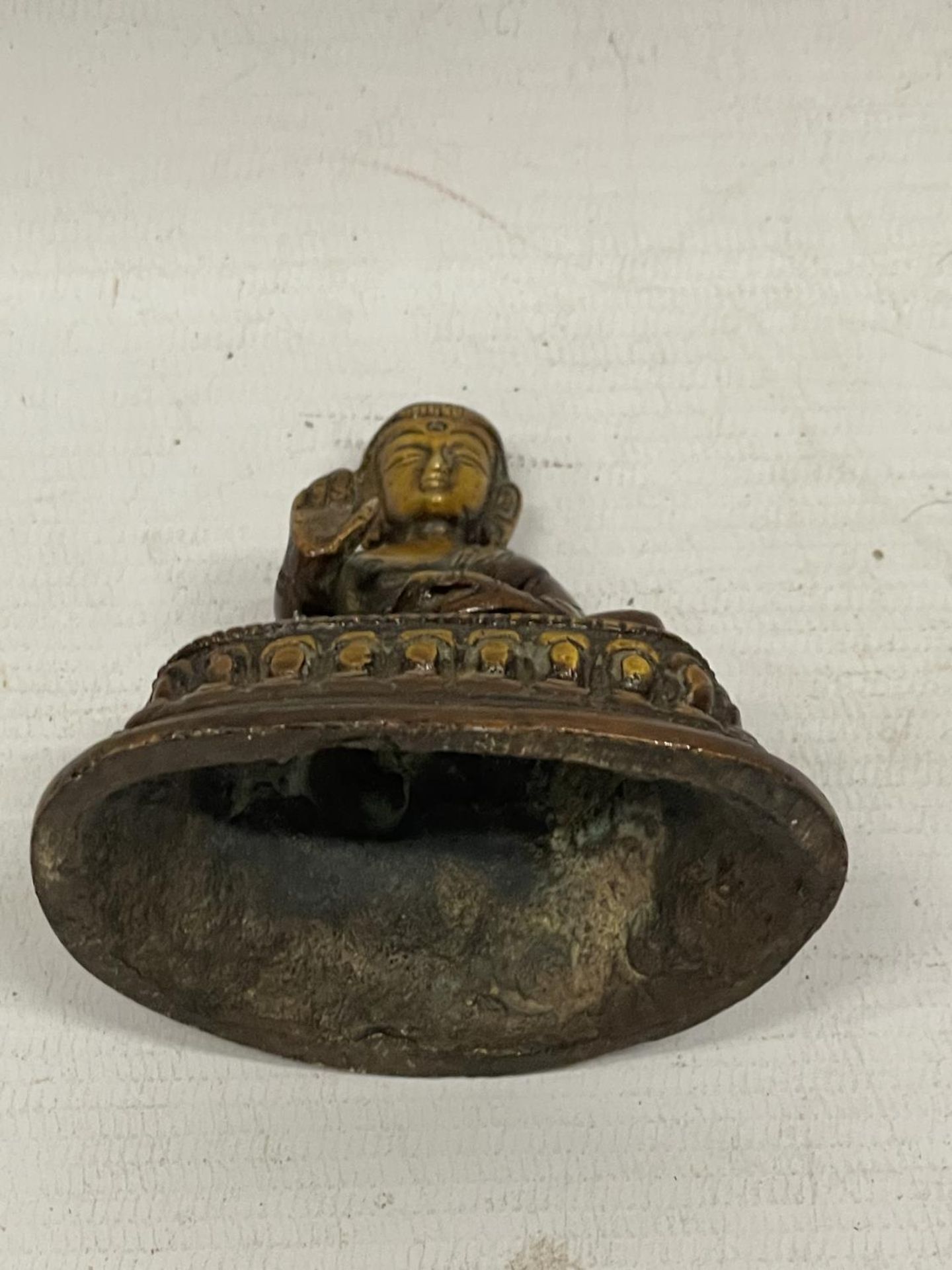 AN ORIENTAL BRONZE MODEL OF A SEATED BUDDHA - Bild 3 aus 4