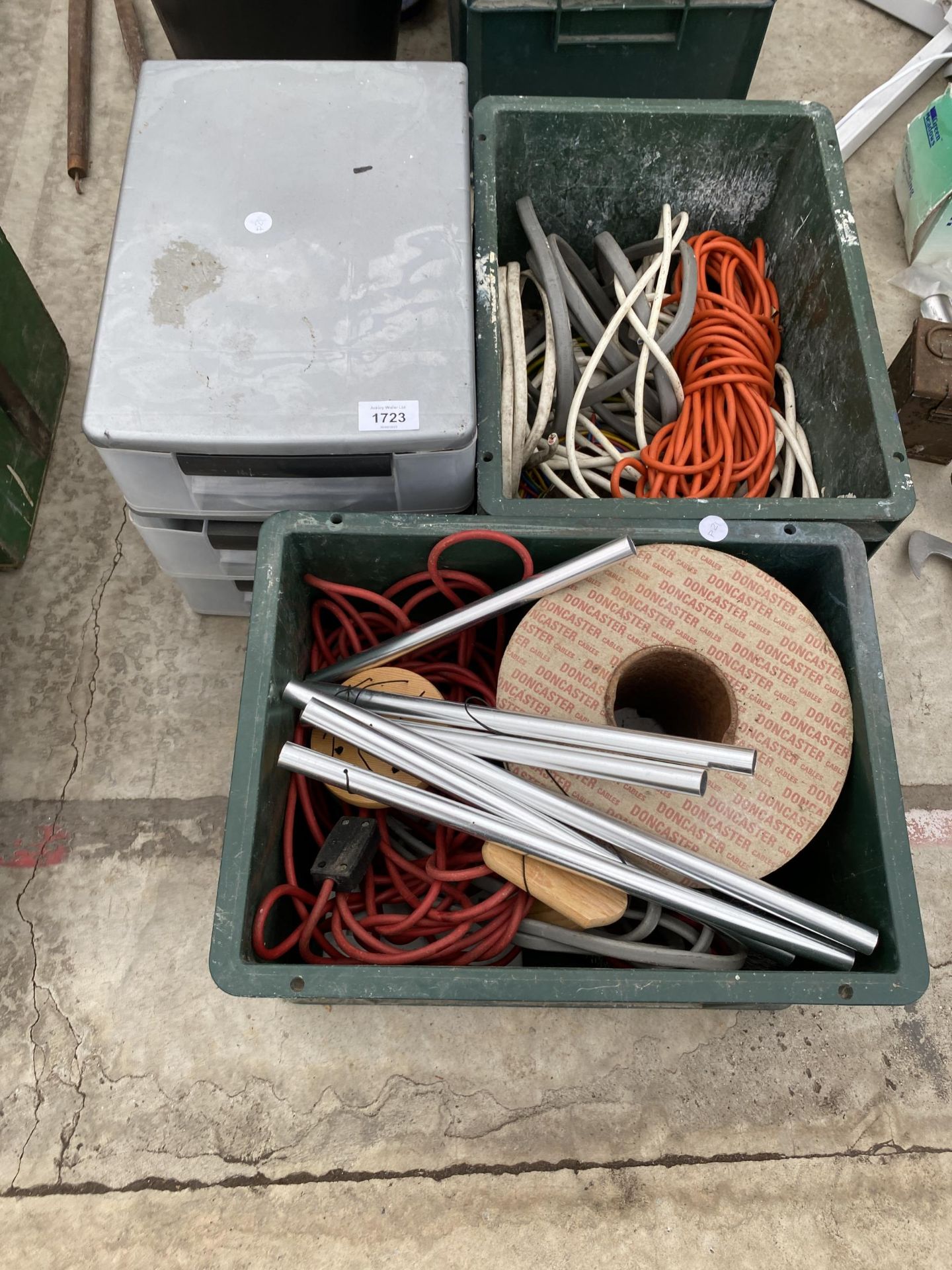 AN ASSORTMENT OF ITEMS TO INCLUDE CABLE AND A STORAGE DRAWERS