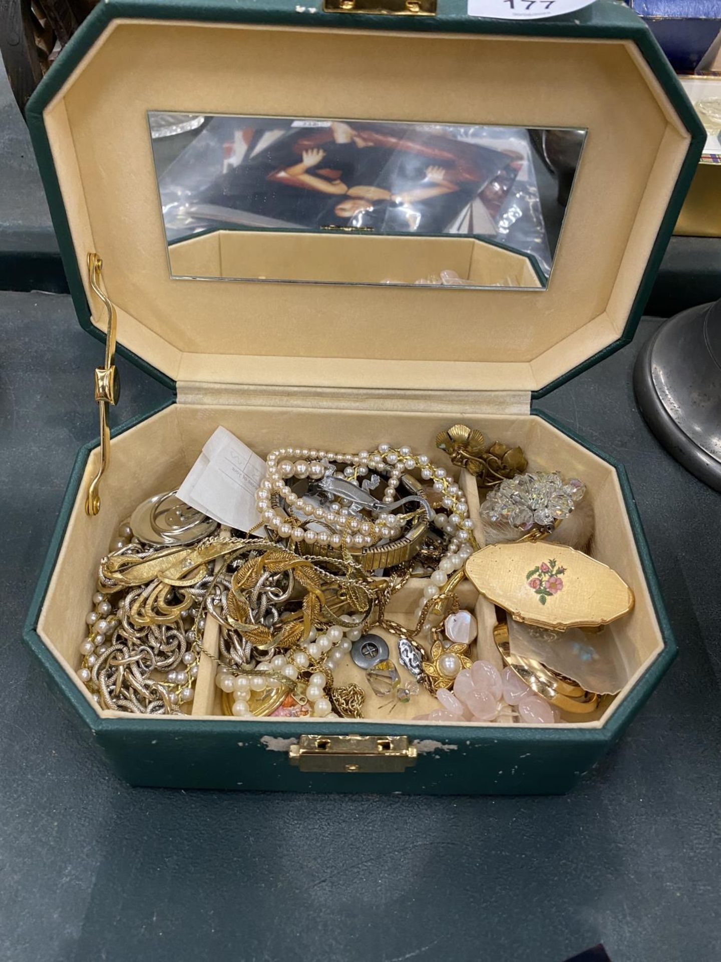 A QUANTITY OF VINTAGE COSTUME JEWELLERY TO INCLUDE PEARLS, NECKLACES, BROOCHES, ETC IN A GREEN