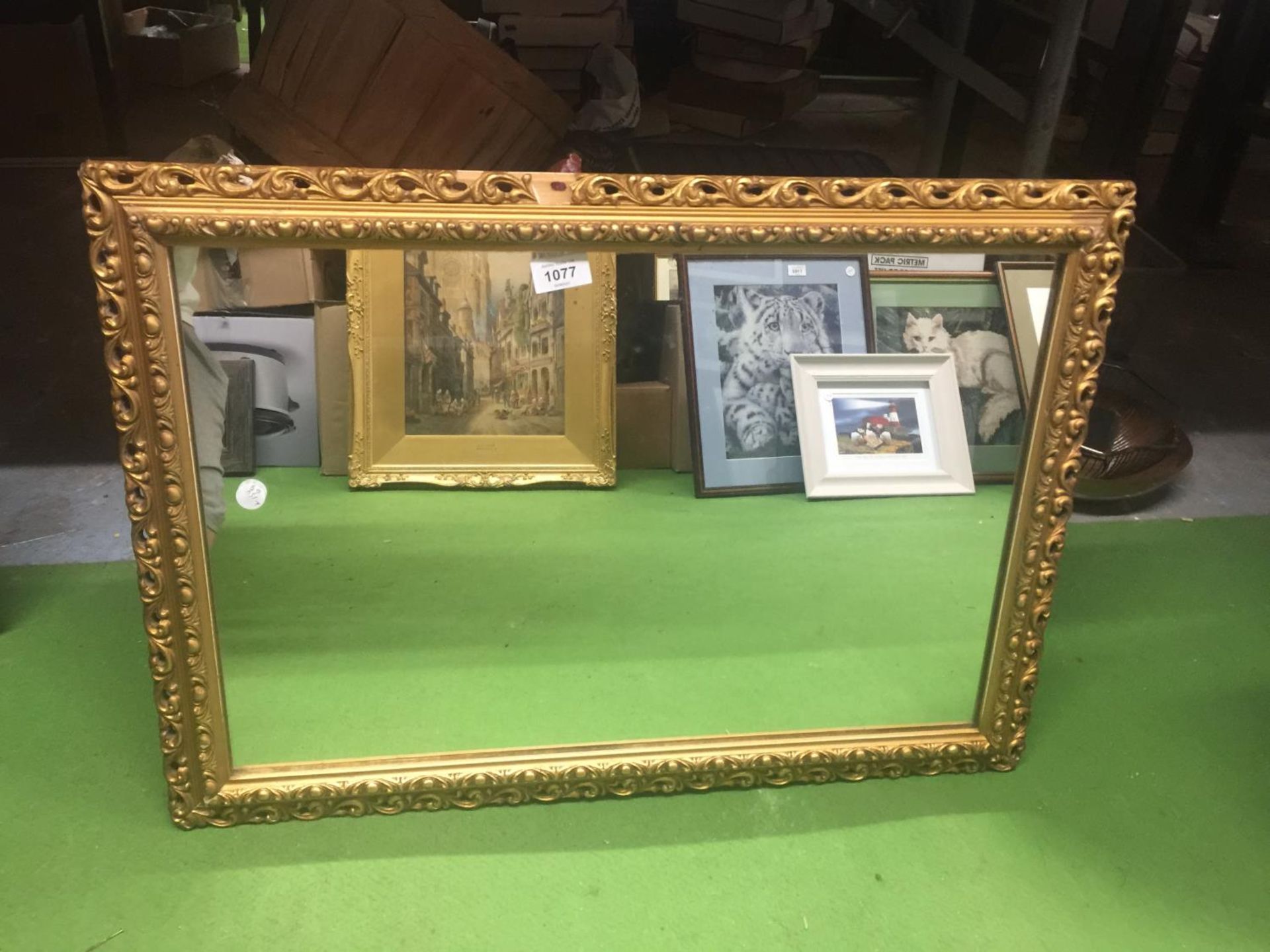 A HEAVY VINTAGE GILT FRAMED MIRROR 51CM X 69CM