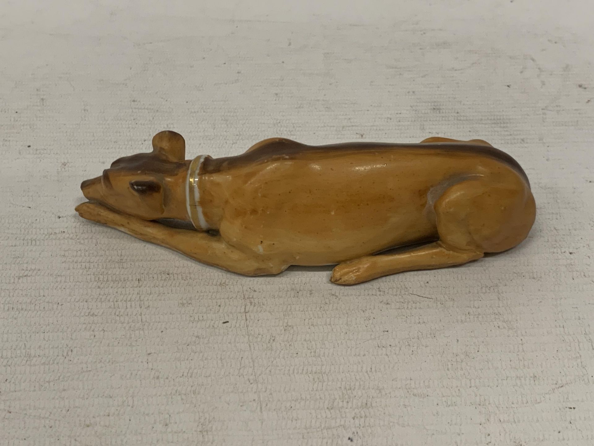 A POSSIBLY DOULTON UNMARKED LYING DOWN DOG ANIMAL FIGURE - Bild 2 aus 3