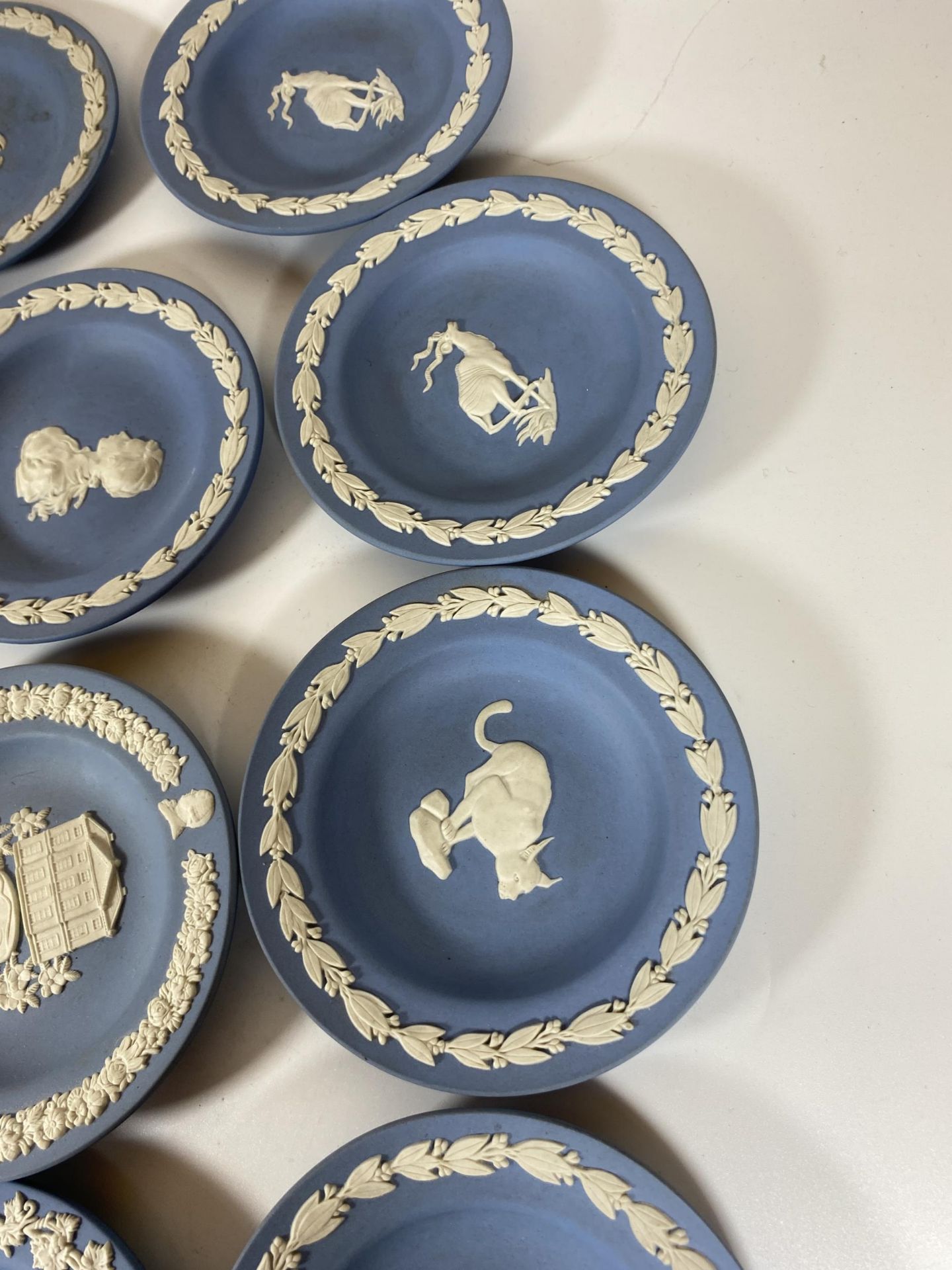 A GROUP OF ELEVEN WEDGWOOD JASPERWARE PIN DISHES / TRAYS TO INCLUDE WILDLIFE COLLECTION ETC - Image 2 of 5