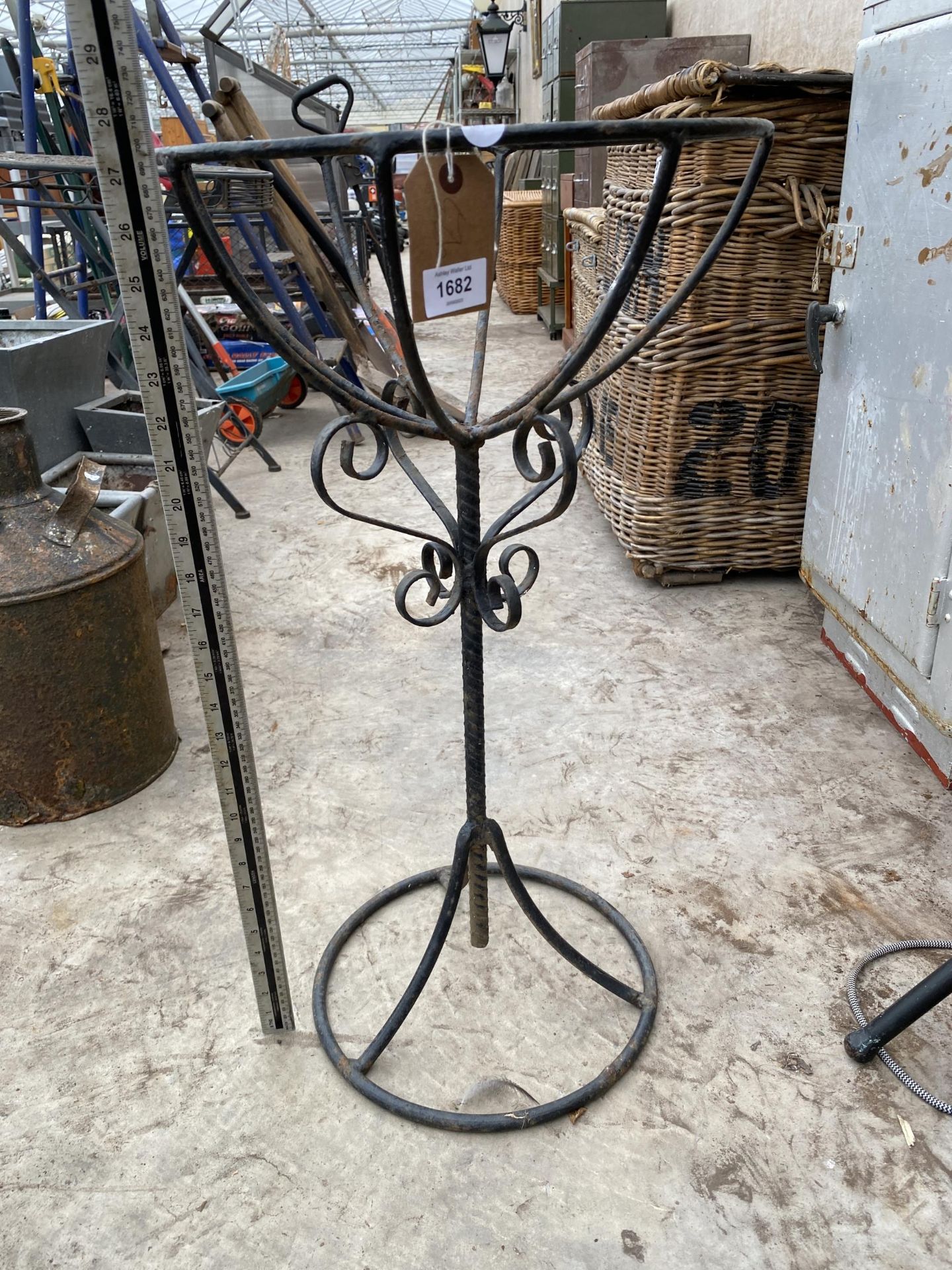 A WROUGHT IRON PLANT STAND - Image 2 of 3