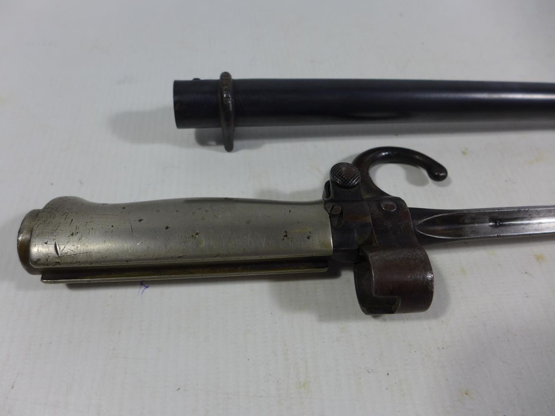 A FRENCH LEBEL BAYONET AND SCABBARD, 51.5CM BLADE - Image 3 of 5