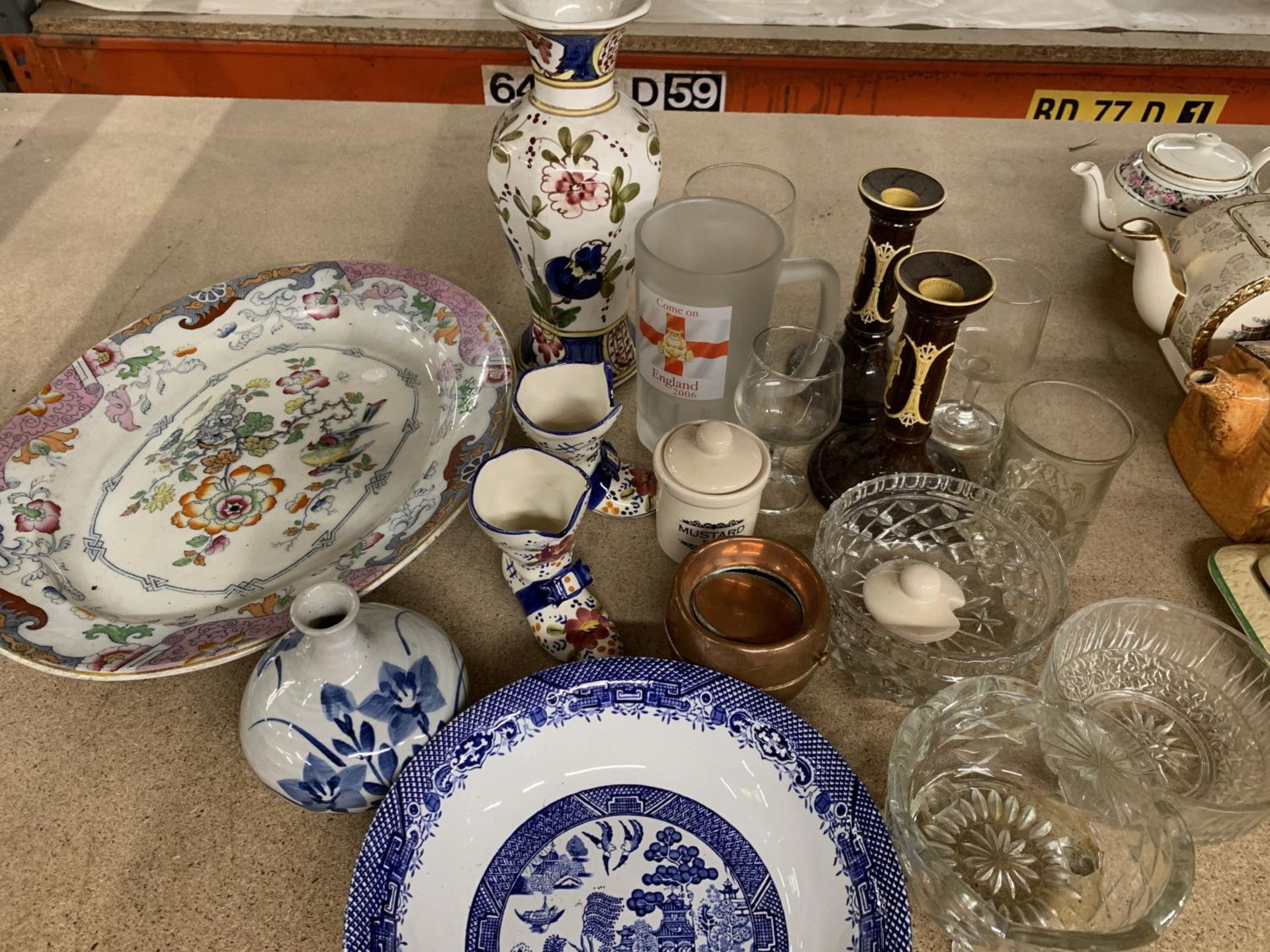 A QUANTITY OF VINTAGE CERAMICS AND GLASSWARE TO INCLUDE A MEAT PLATE, CANDLESTICKS WITH CHERUB - Bild 2 aus 2