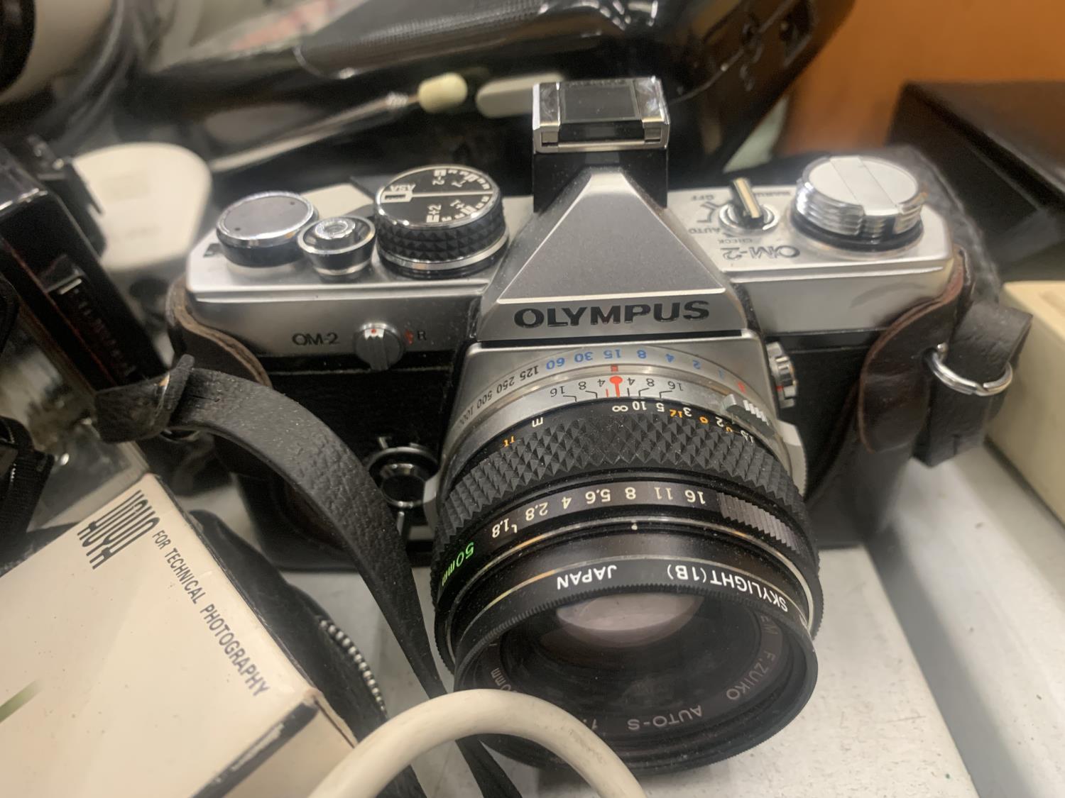 A QUANTITY OF VINTAGE CAMERAS TO INCLUDE AN OLYMPUS OM-2 AND OLYMPUS ELECTRONIC FLASH A11, - Image 3 of 5