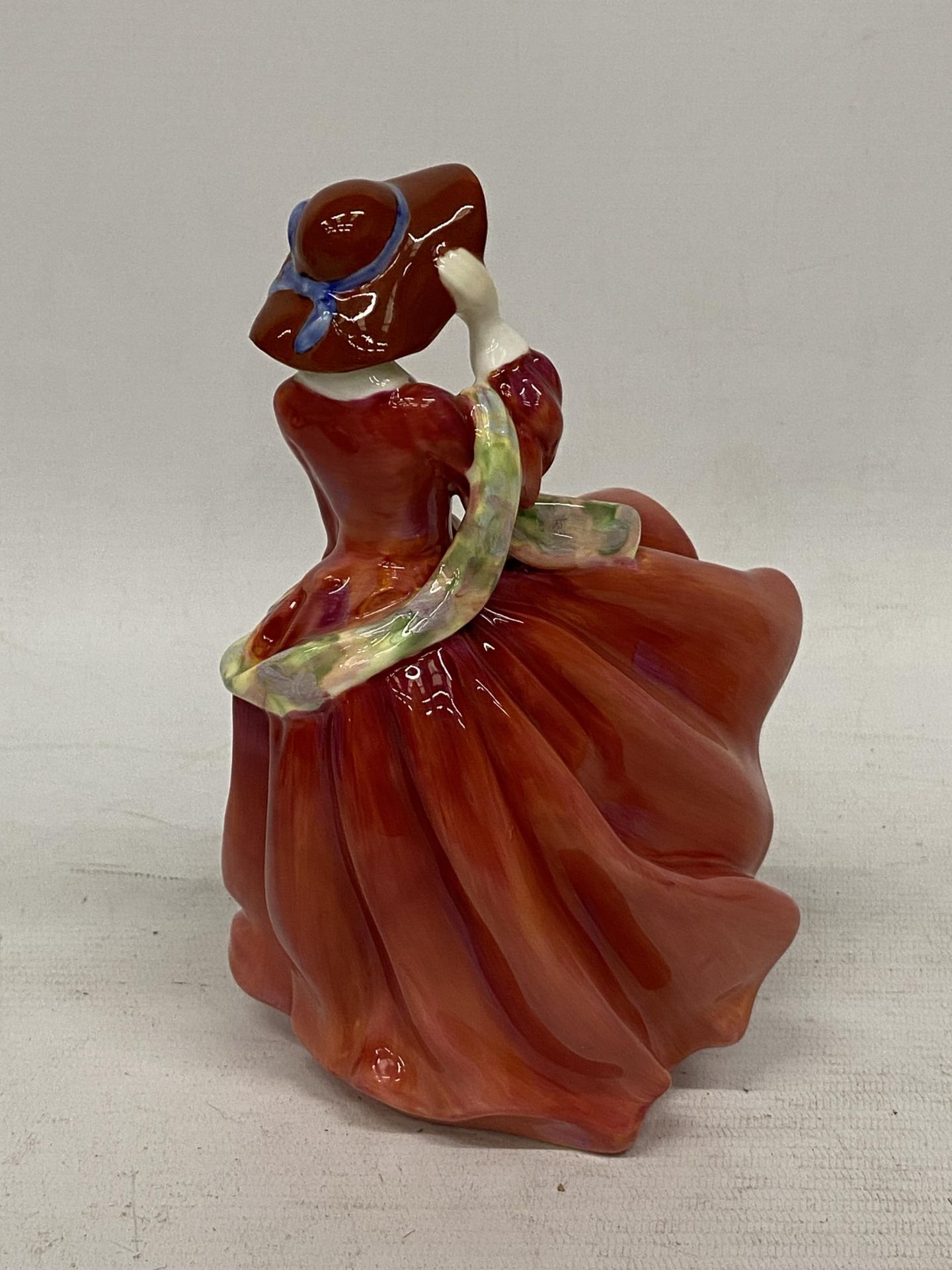 A ROYAL DOULTON 'TOP O' THE HILL' HN1834 LADY FIGURE - Image 3 of 4