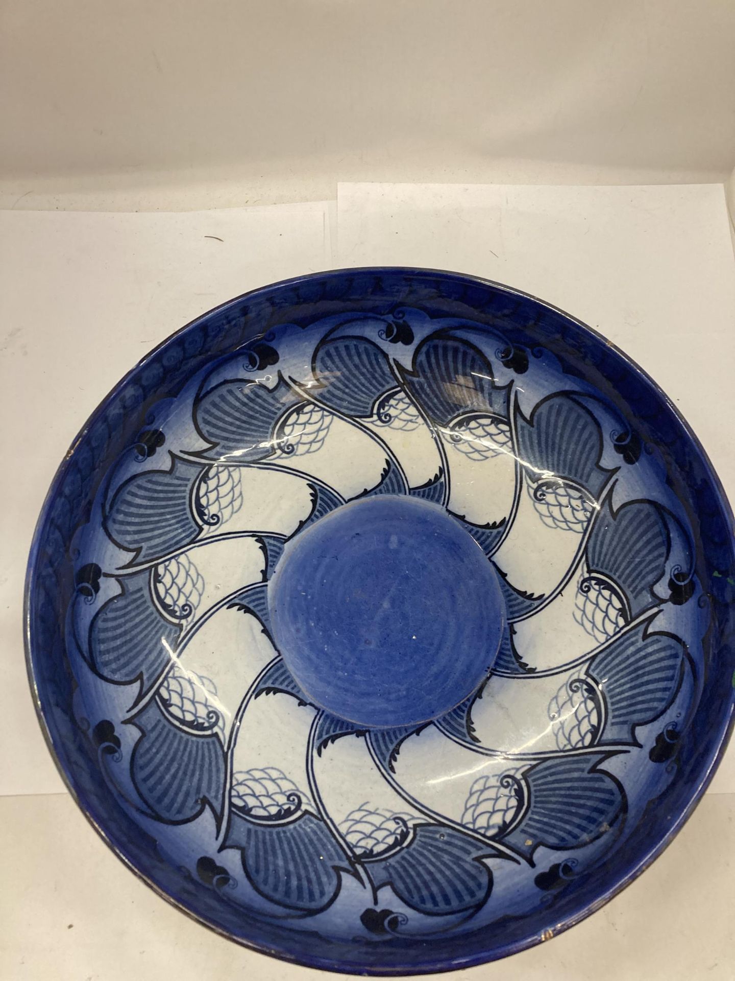AN ART NOUVEAU ROYAL DOULTON BLUE AND WHITE FRUIT BOWL WITH ARTISTS MONOGRAM TO BASE - Image 2 of 4
