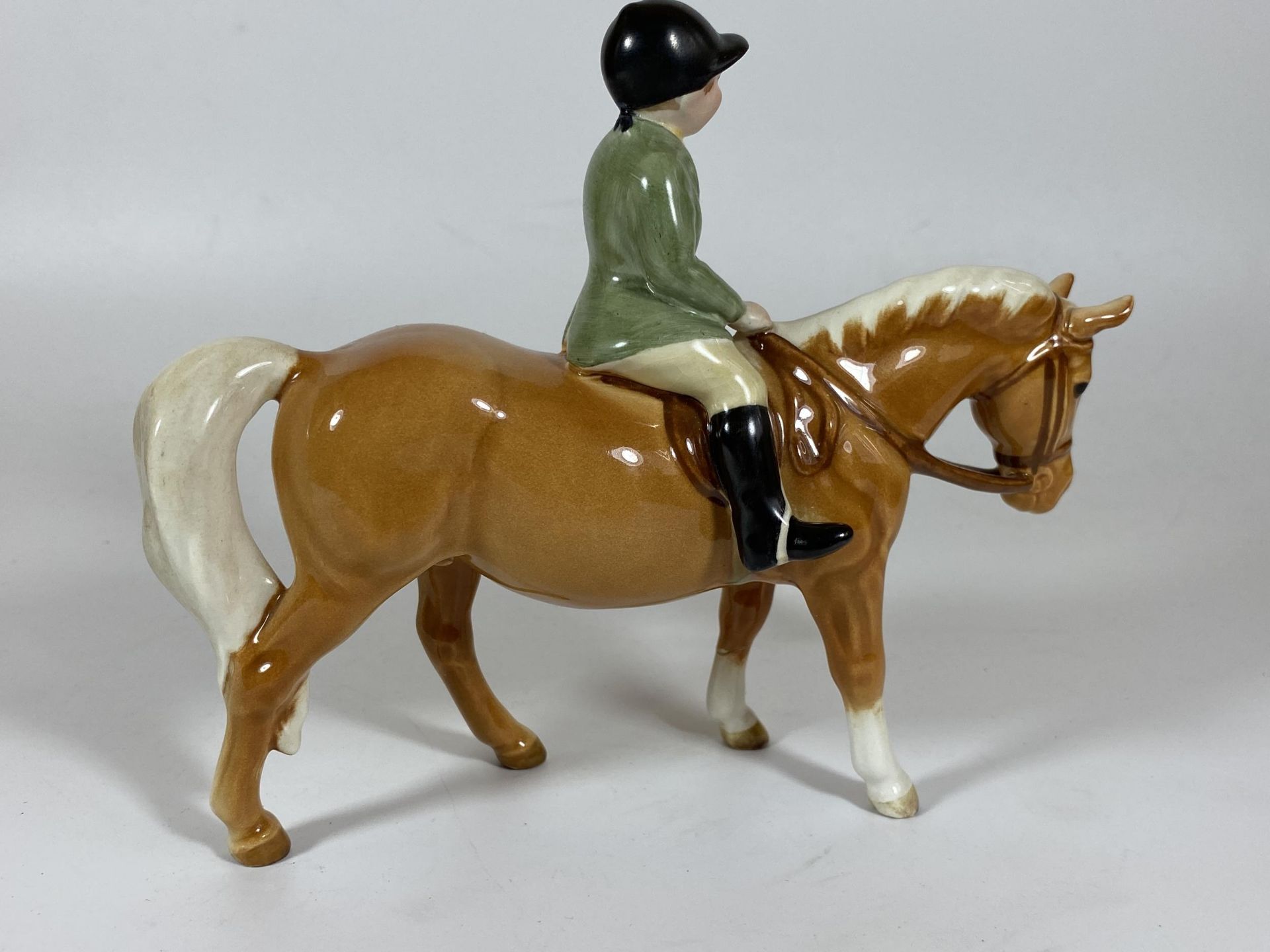 A BESWICK BOY ON PALOMINO PONY, MODEL NO. 1500, (HEAD RE-GLUED) ALSO FRONT LEG ALSO RE-GLUED - Image 2 of 5