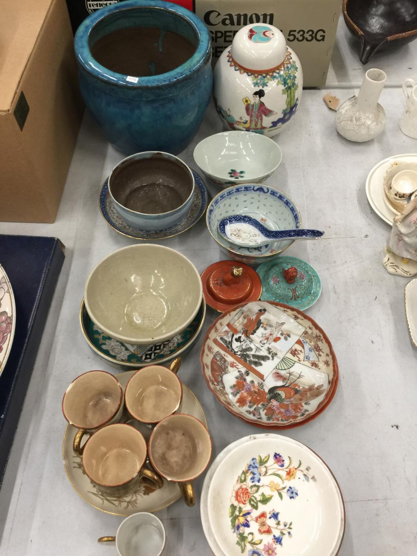 A LARGE QUANTITY OF ORIENTAL ITEMS TO INCLUDE PLATES, A PLANTER, GINGER JAR, BOWLS, CUPS, ETC