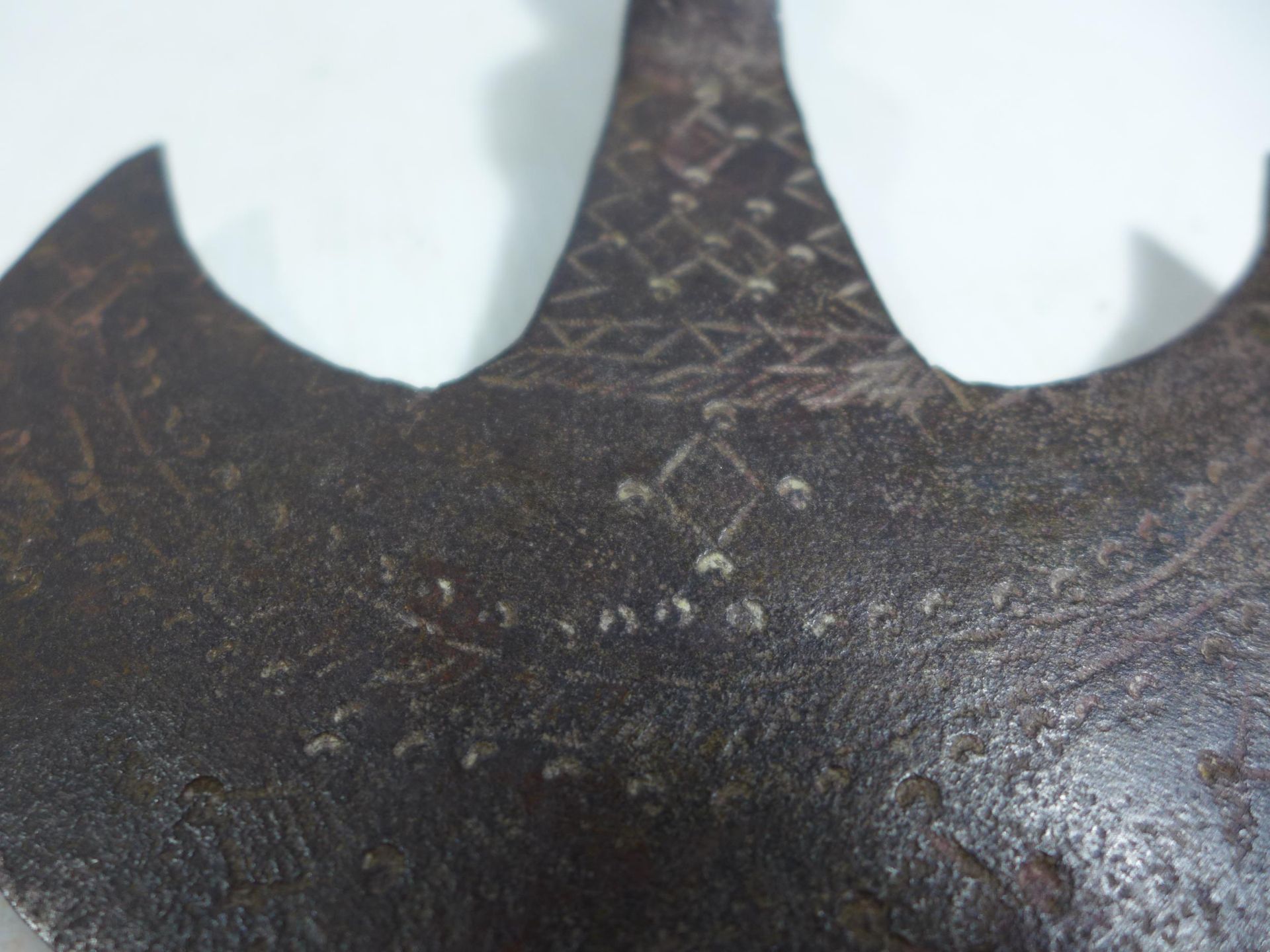 AN AXE HEAD WITH INCISED DECORATION, POSSIBLY AFRICAN, HEIGHT 15.5CM, LENGTH 23.5CM - Image 5 of 5
