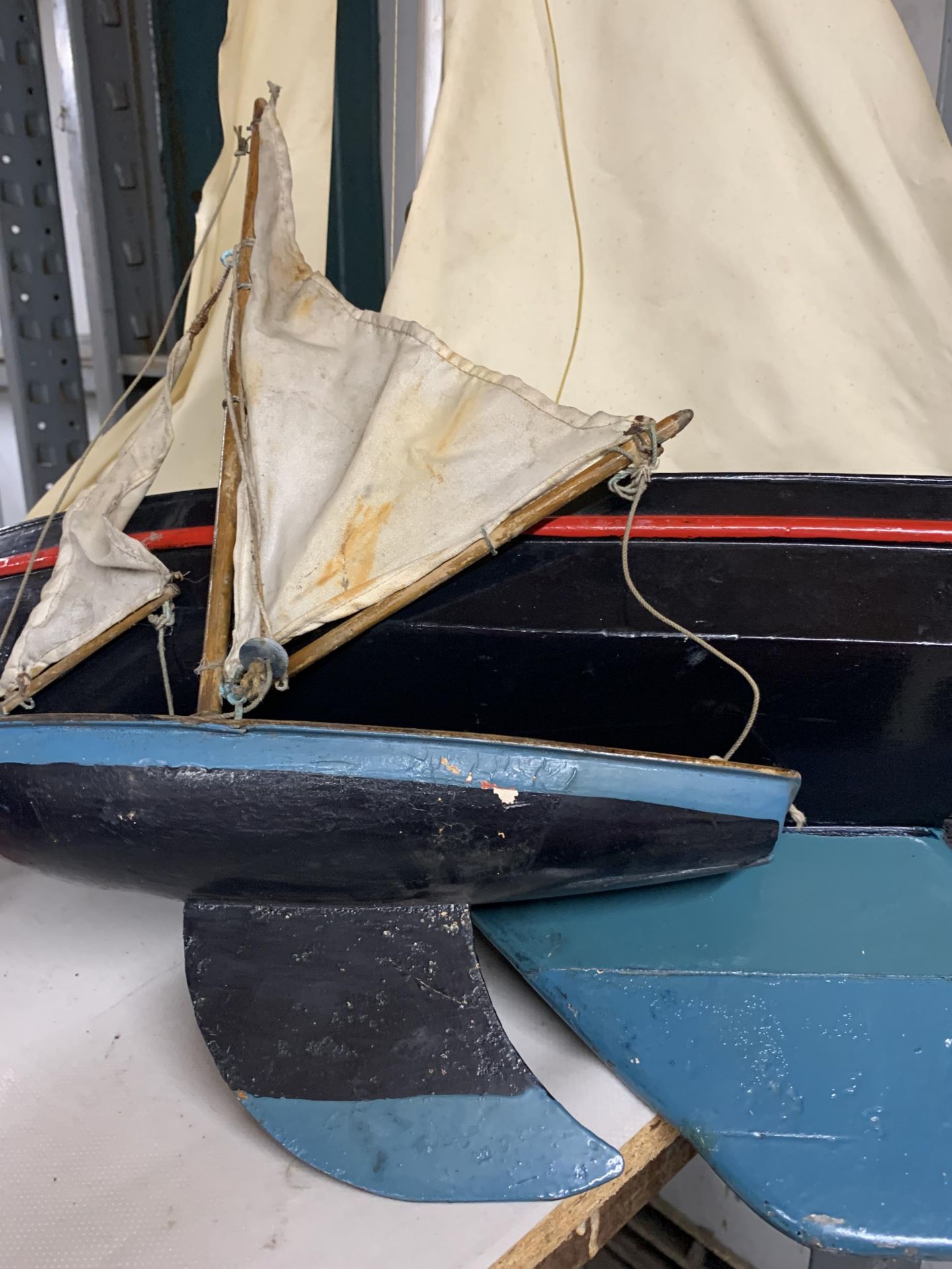 A WOODEN SAIL BOAT MODEL WITH CLOTH SAILS AND ANOTHER SMALLER - Bild 2 aus 3