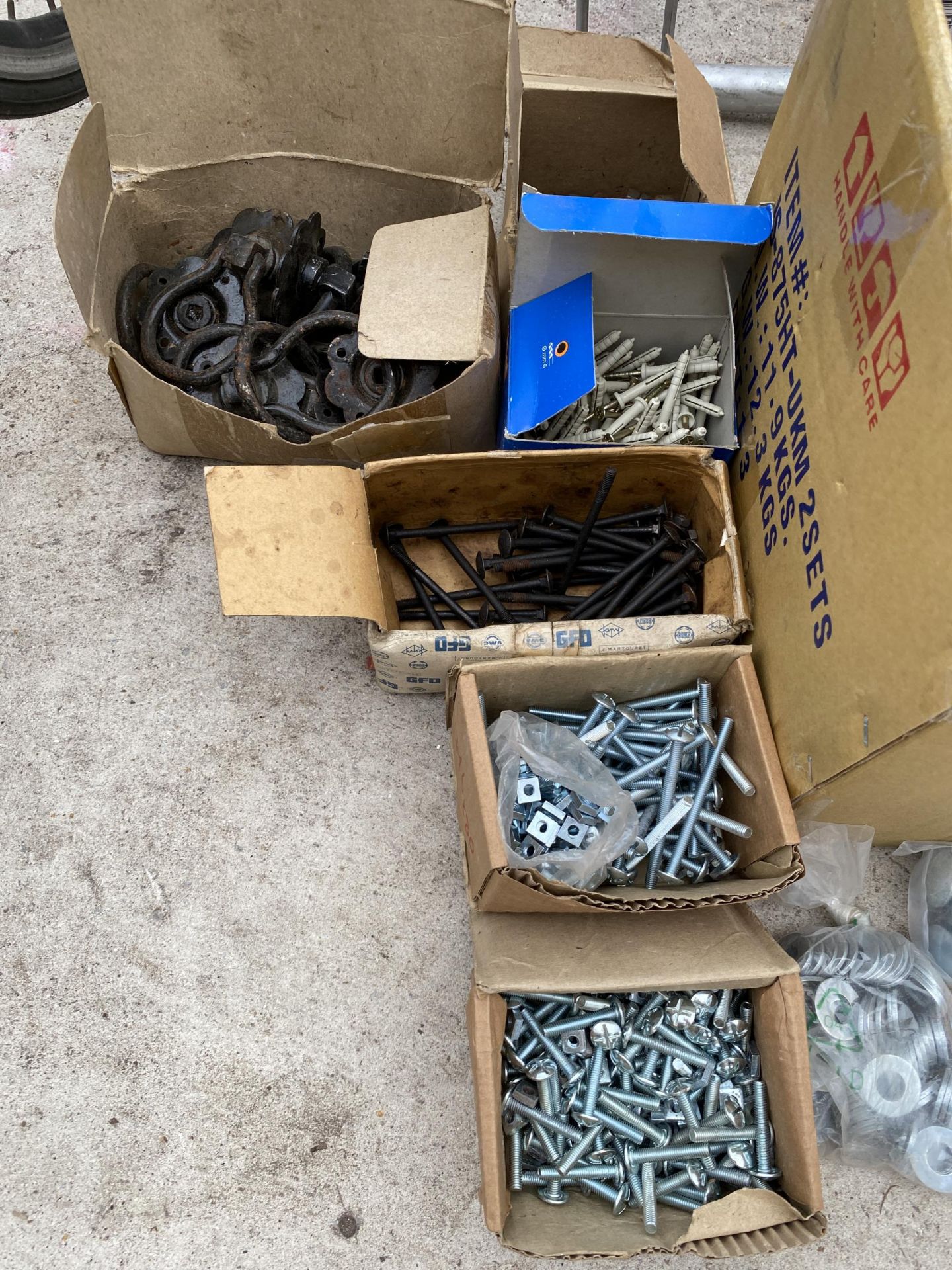 A LARGE ASSORTMENT OF HARDWARE TO INCLUDE BOLTS, NAILS, SCREWS AND DOOR FURNITURE ETC - Image 3 of 5