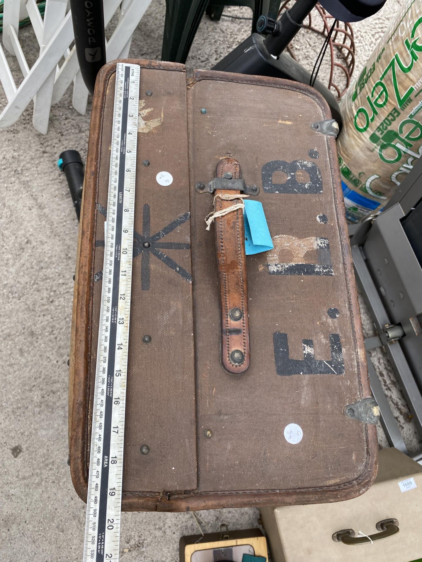 A VINTAGE TRAVEL TRUNK - Bild 3 aus 4