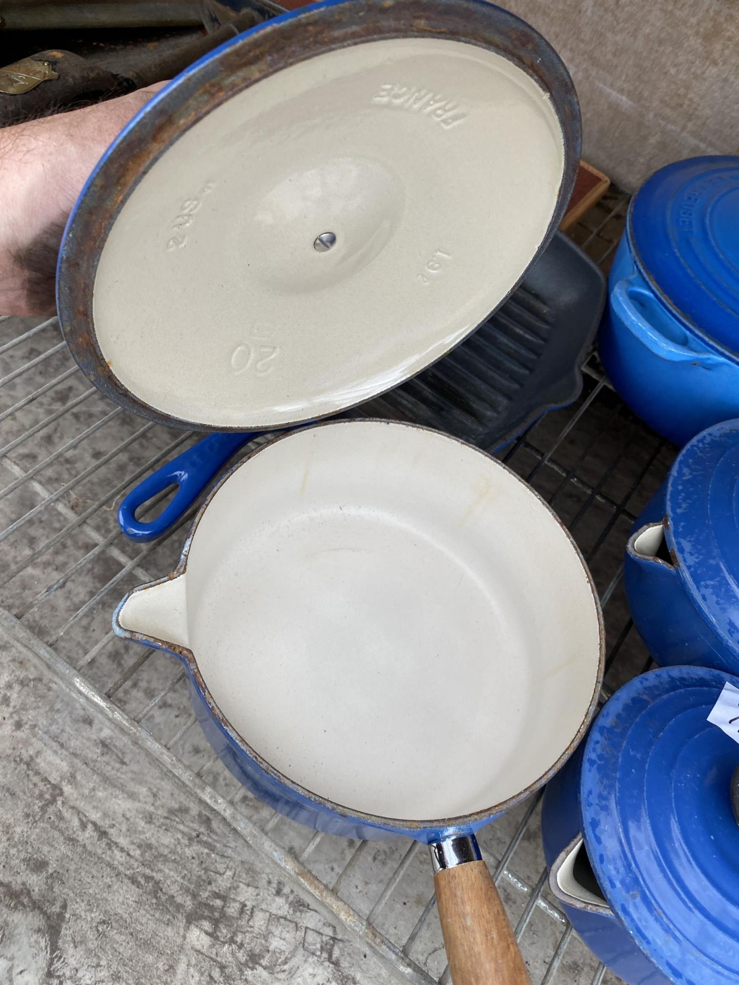 A LARGE COLLECTION OF BLUE LE CREUSET PANS TO INCLUDE A CASAROLE DISH, VARIOUS SIZED SAUCEPANS - Bild 3 aus 6