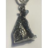 A SILVER NECKLACE WITH LEOPARD PENDANT IN A PRESENTATION BOX