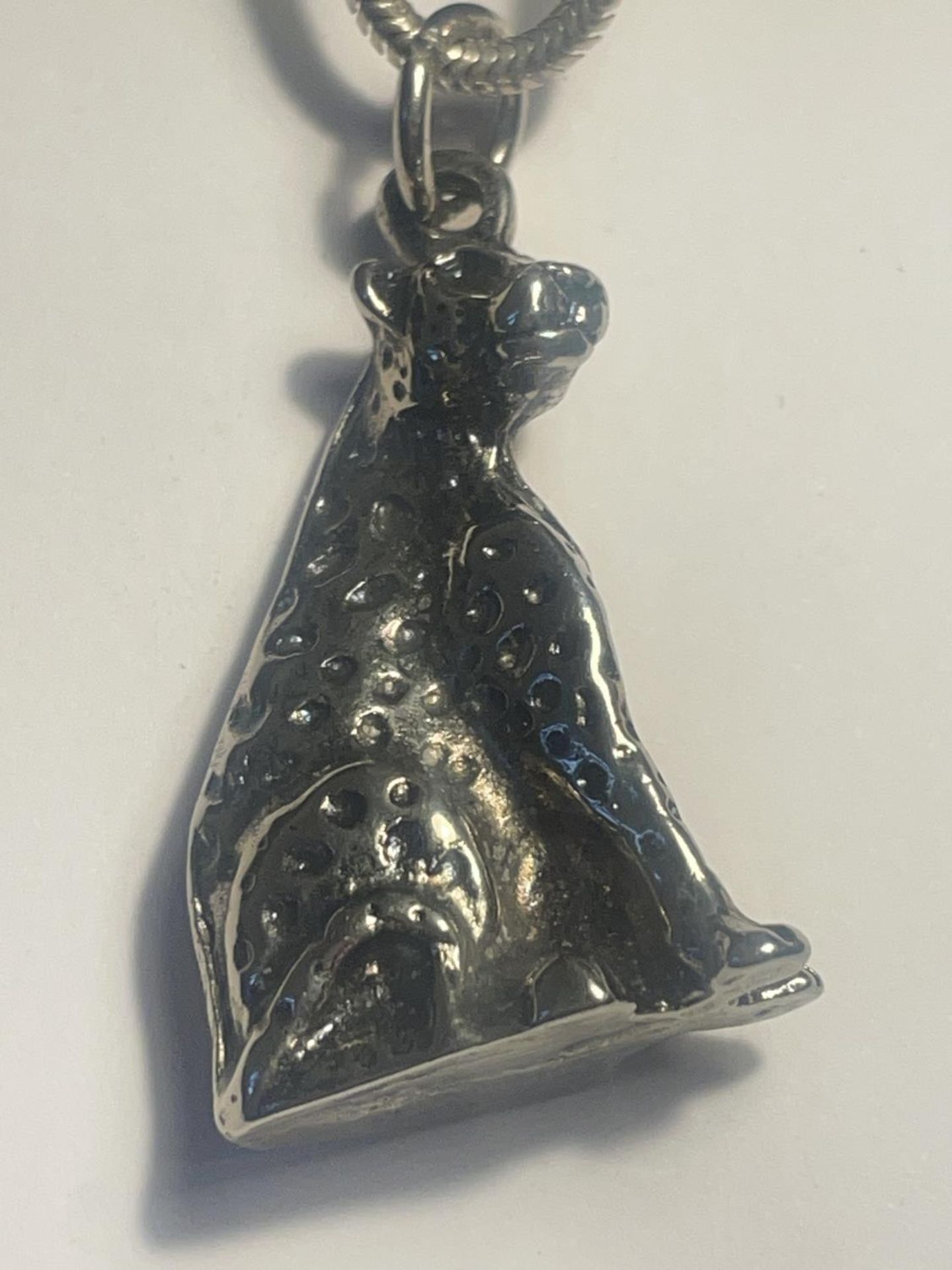 A SILVER NECKLACE WITH LEOPARD PENDANT IN A PRESENTATION BOX