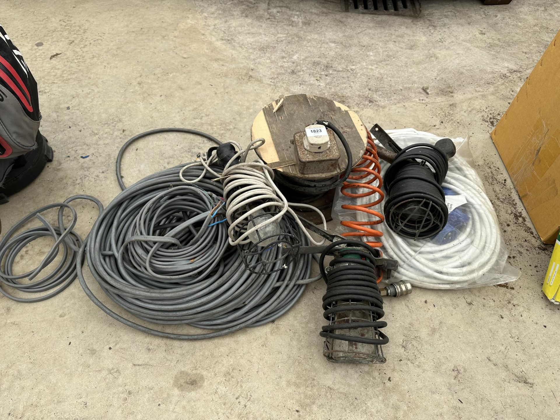 AN ASSORTMENT OF ITEMS TO INCLUDE WORK LIGHTS AND CABLE ETC