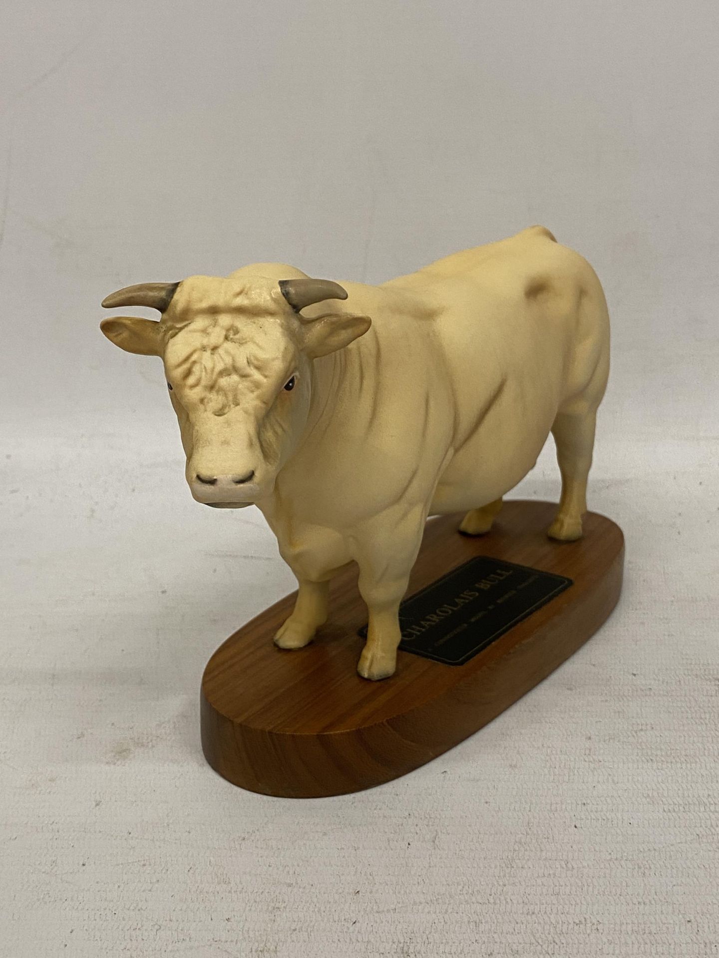 A BESWICK MATT CHAROLAIS BULL ON WOODEN PLINTH BASE - Image 2 of 4