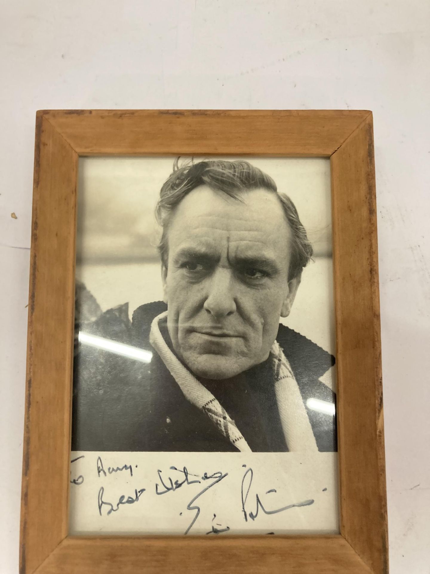 A SIGNED PHOTOGRAPH OF ERIC PORTER (8TH APRIL 1928 - 15TH MAY 1995) BRITISH ACTOR OF STAGE, FILM AND - Image 2 of 3