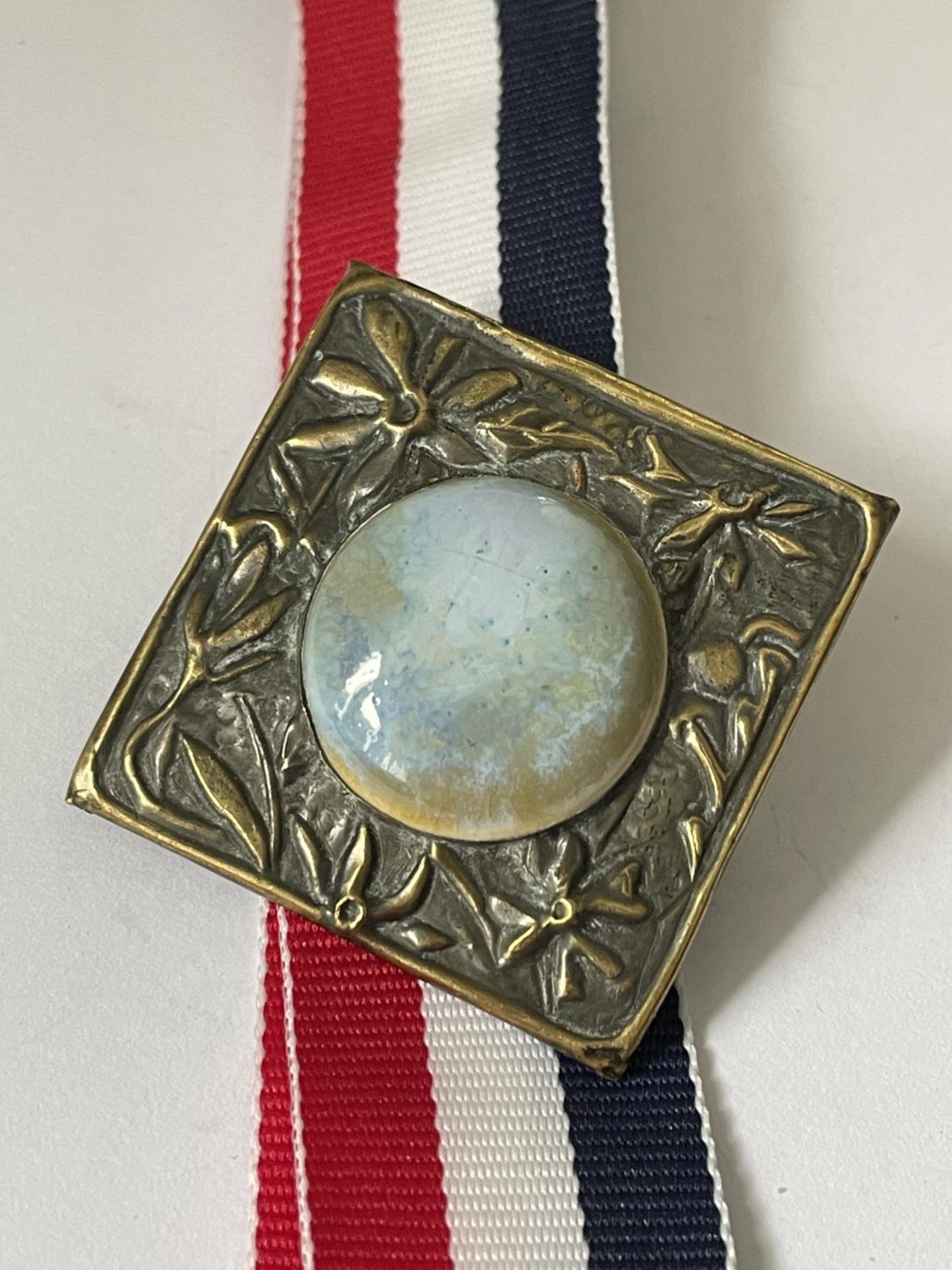 AN ARTS AND CRAFTS RUSKIN MEDALLION - Image 2 of 3