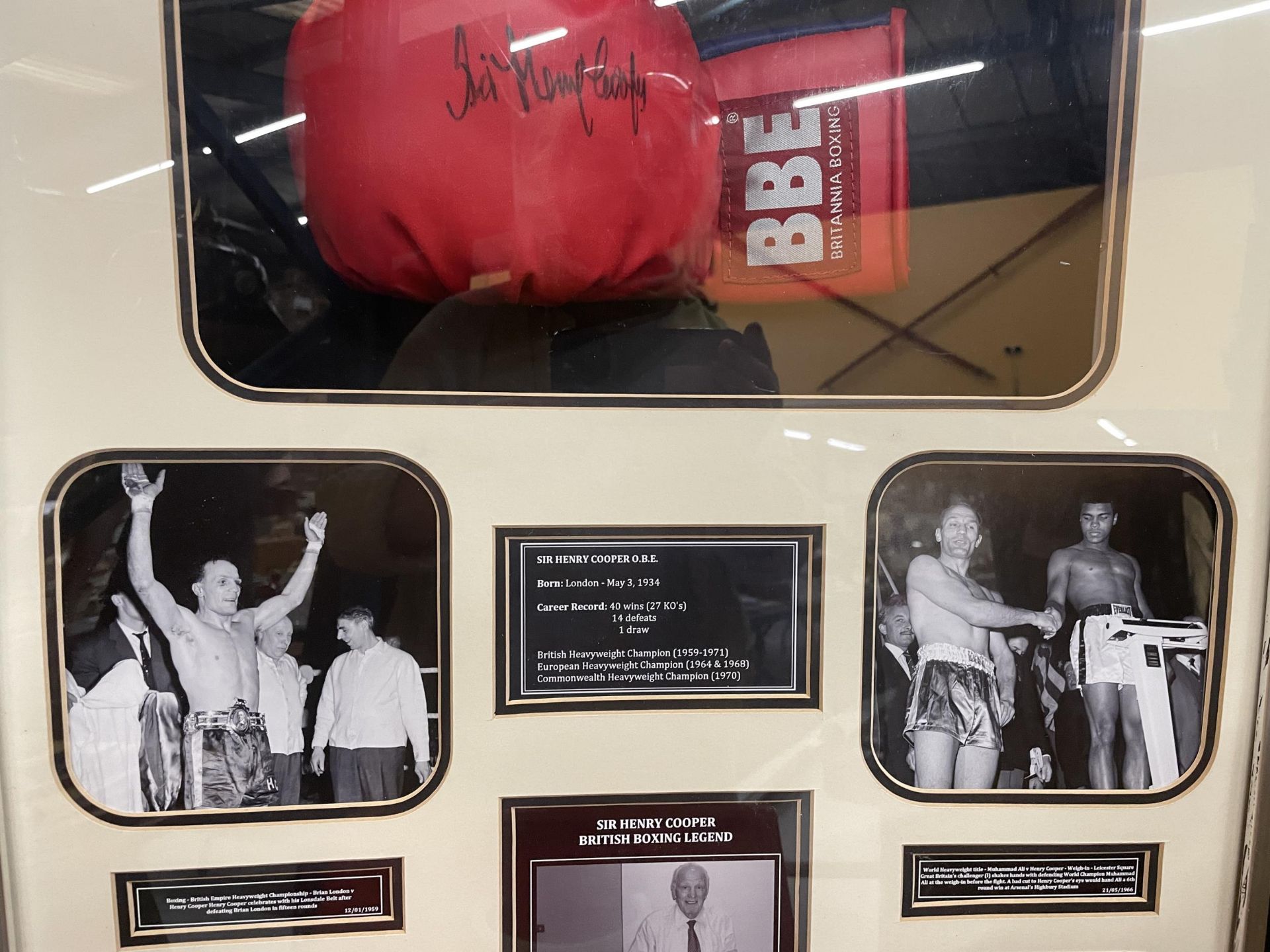 A FRAMED SIR HENRY COOPER O.B.E BOXING MONTAGE WITH SIGNED BOXING GLOVE AND PHOTOS - Bild 3 aus 4