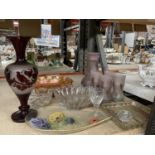 A QUANTITY OF COLOURED AND CLEAR GLASSWARE TO INCLUDE A CRANBERRY VASE WITH BIRD DECORATION,