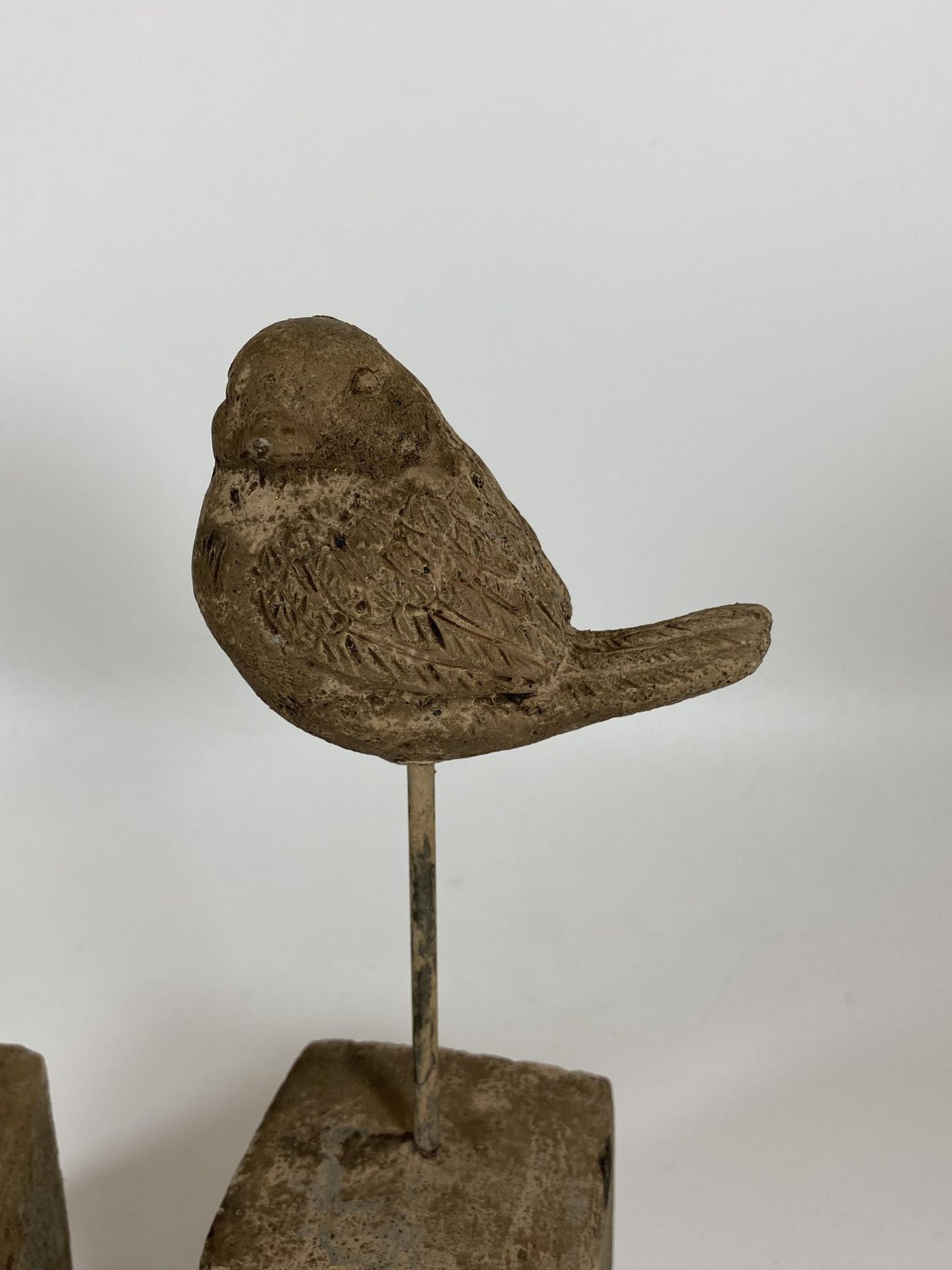 A PAIR OF DECORATIVE STONE BIRD FIGURES ON PLINTH BASES, HEIGHT 24CM - Image 3 of 3