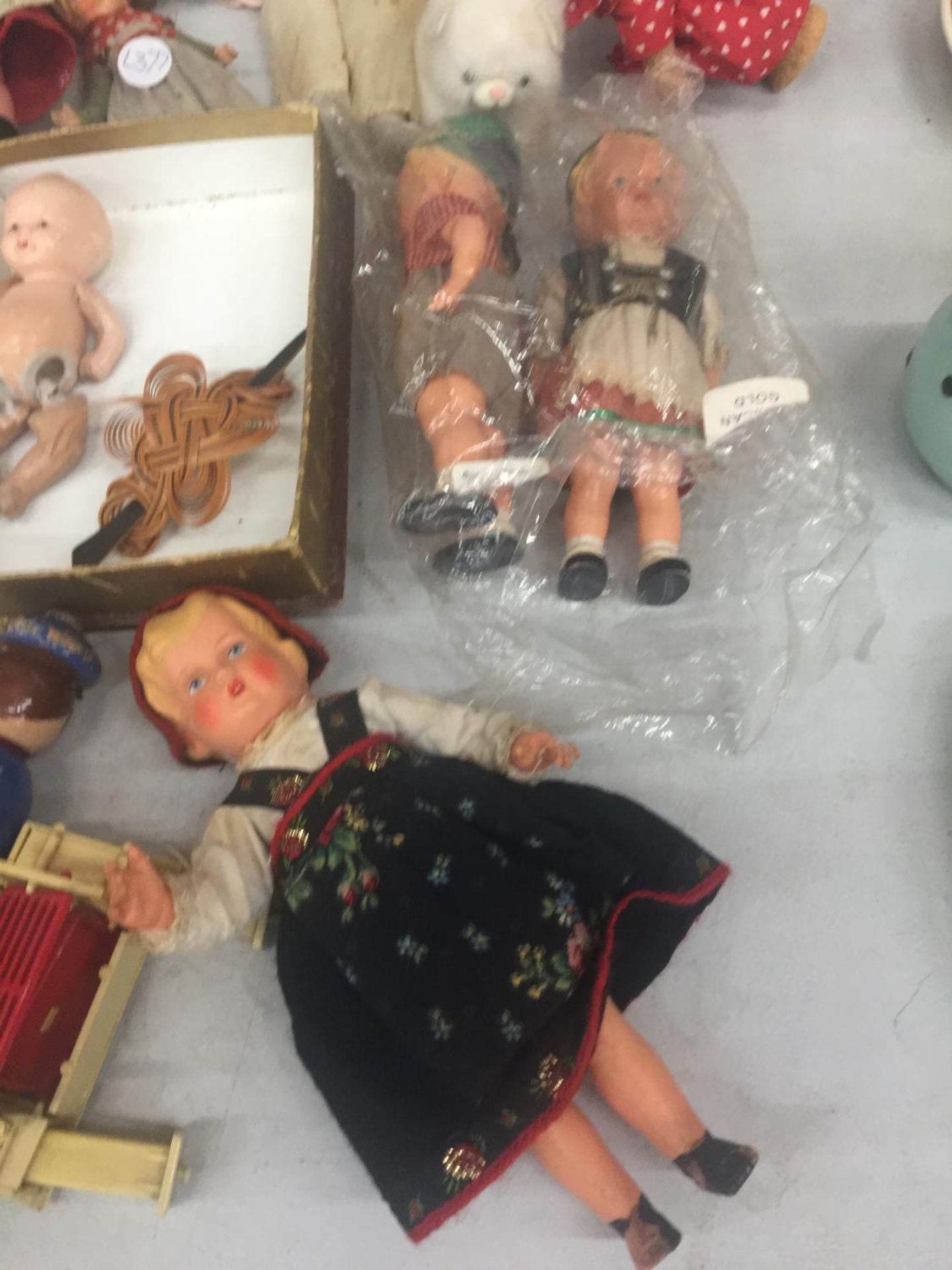 A COLLECTION OF SMALL VINTAGE DOLLS TO INCLUDE PORCELAIN, PLASTIC AND WOOD WITH TRADITIONAL COSTUMES - Image 3 of 4