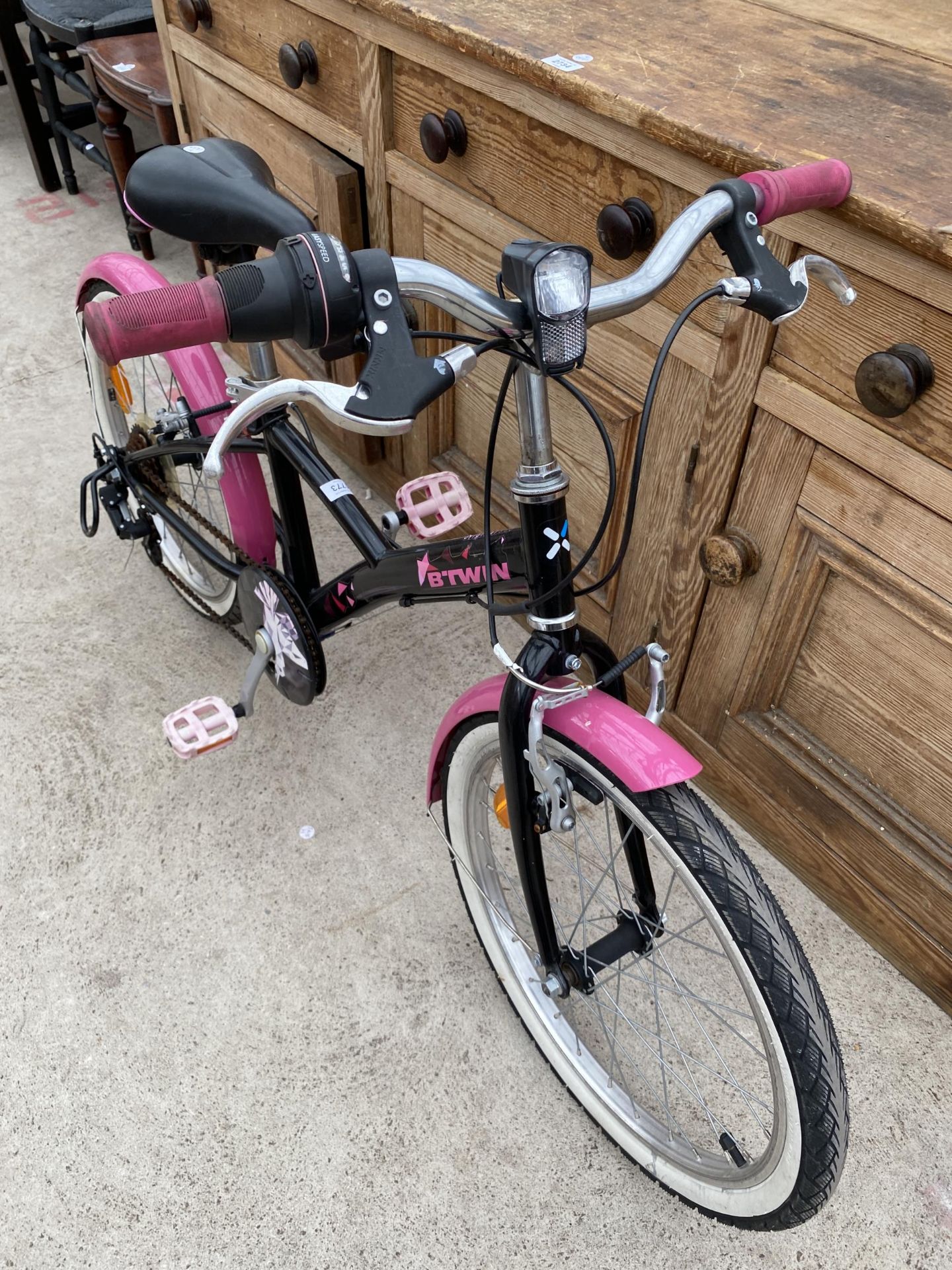 A CHILDS BTWIN BIKE WITH 6 SPEED SHIMANO GEAR SYSTEM - Image 3 of 3