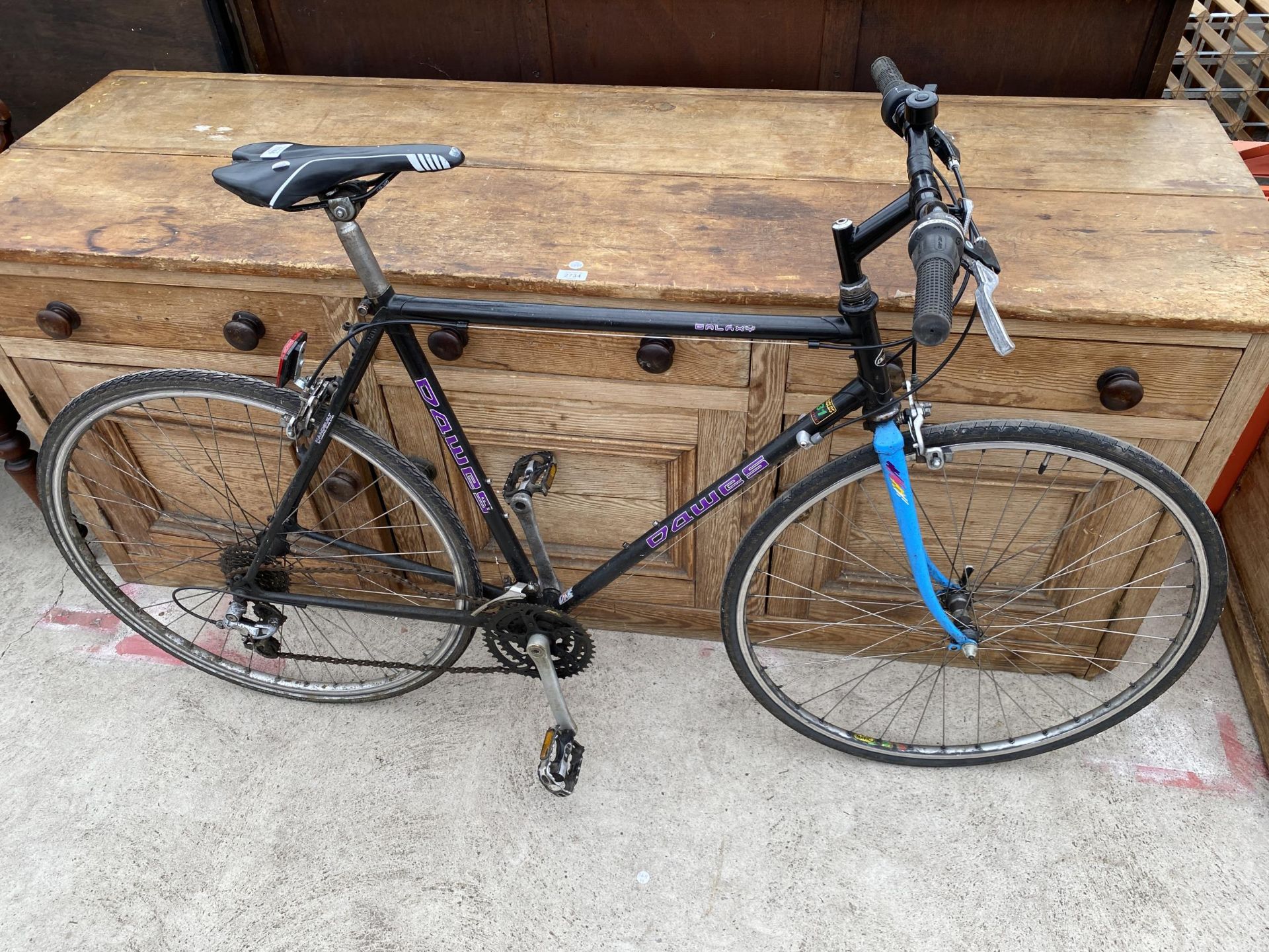 A GENTS DAWES ROAD RACING BIKE WITH 21 SPEED GEAR SYSTEM