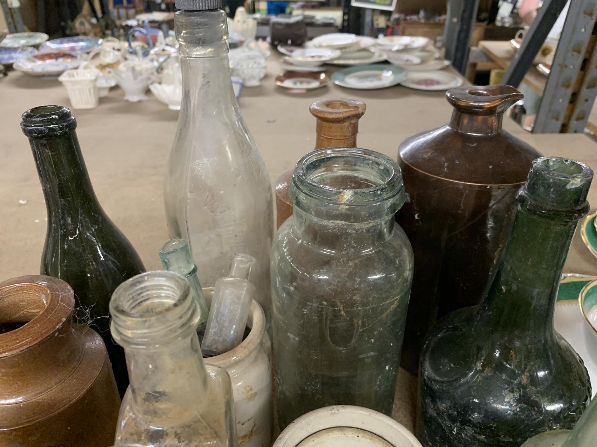 A COLLECTION OF VINTAGE GLASS AND CERAMIC BOTTLES - Image 3 of 4