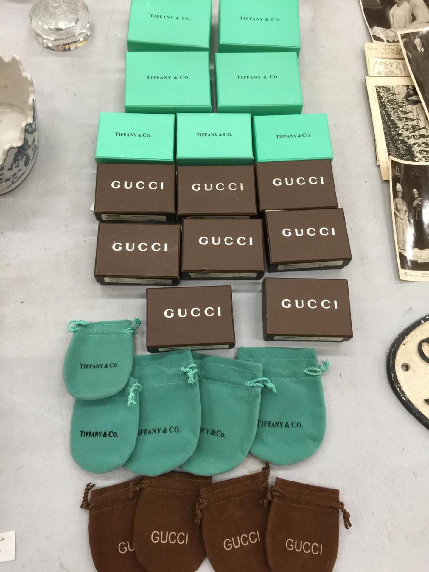 A QUANTITY OF EMPTY JEWELLERY BOXES AND POUCHES MARKED TIFFANY AND GUCCI