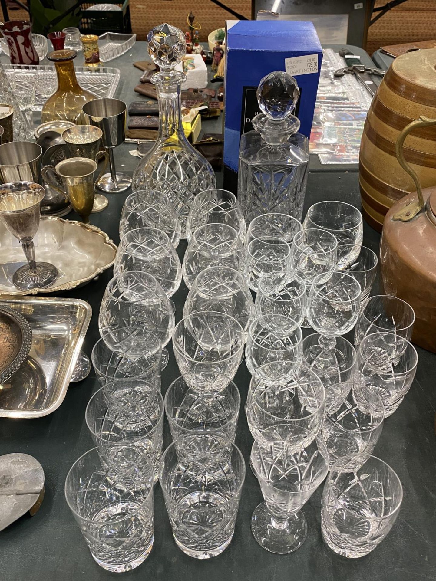 A QUANTITY OF CRYSTAL GLASSES TO INCLUDE DECANTERS, BRANDY, SHERRY, TUMBLERS, ETC