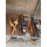 AN ASSORTMENT OFE VINTAGE HAND TOOLS TO INCLUDE WOOD PLANES, A MALLET AND DRILL BITS ETC