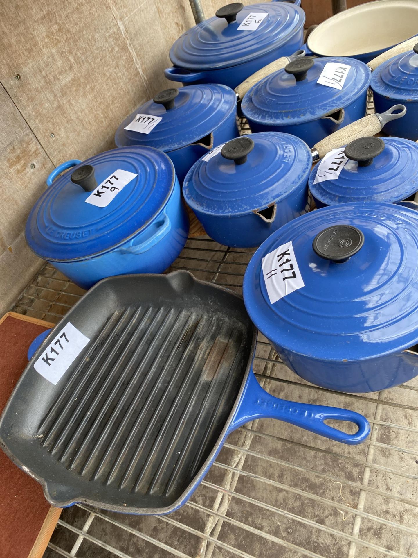 A LARGE COLLECTION OF BLUE LE CREUSET PANS TO INCLUDE A CASAROLE DISH, VARIOUS SIZED SAUCEPANS - Bild 2 aus 6