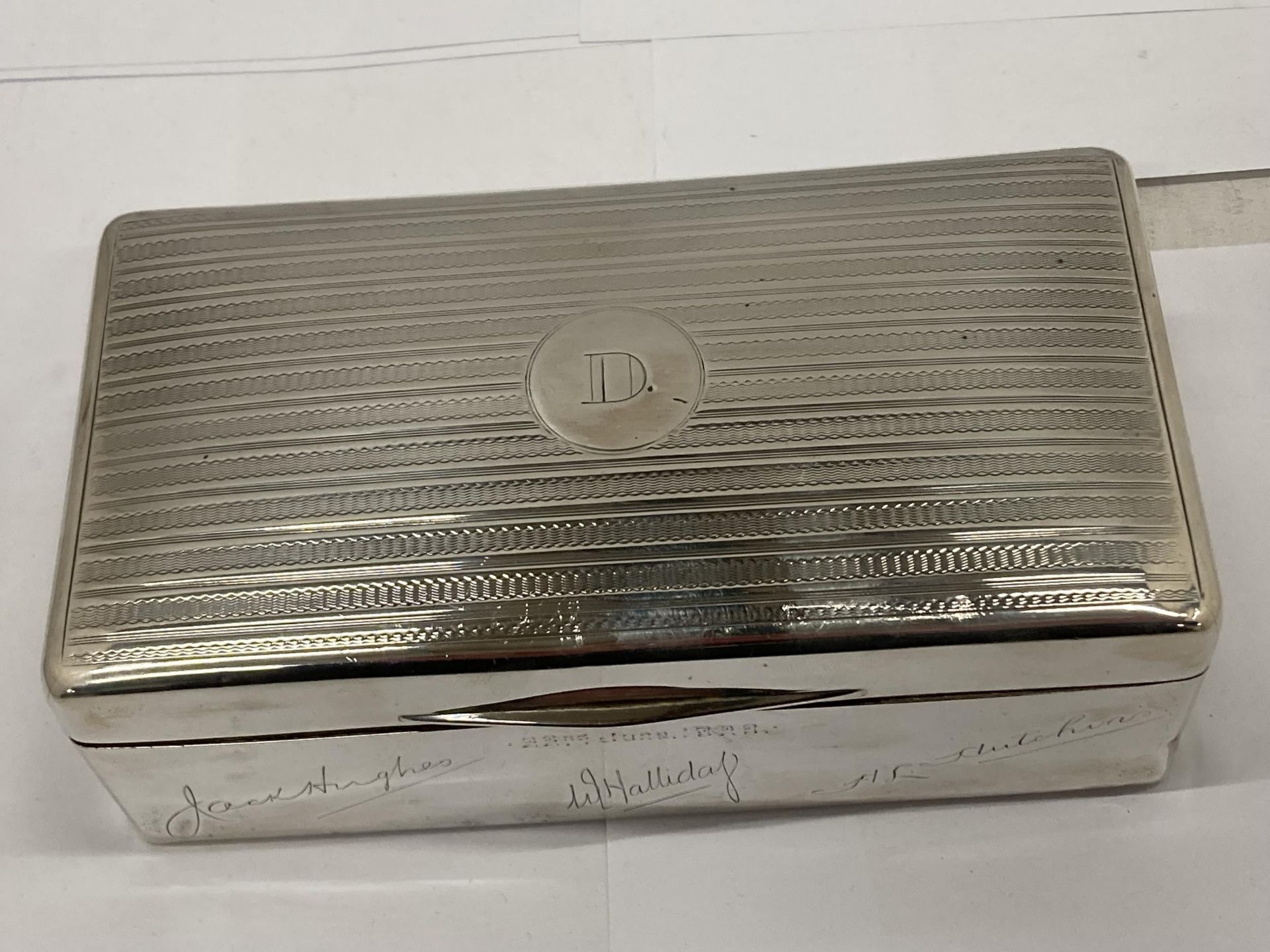 AN ART DECO HALLMARKED SILVER CIGARETTE CASE WITH ENGINE TURNED TOP AND ASSORTED ENGRAVED SIGNATURES