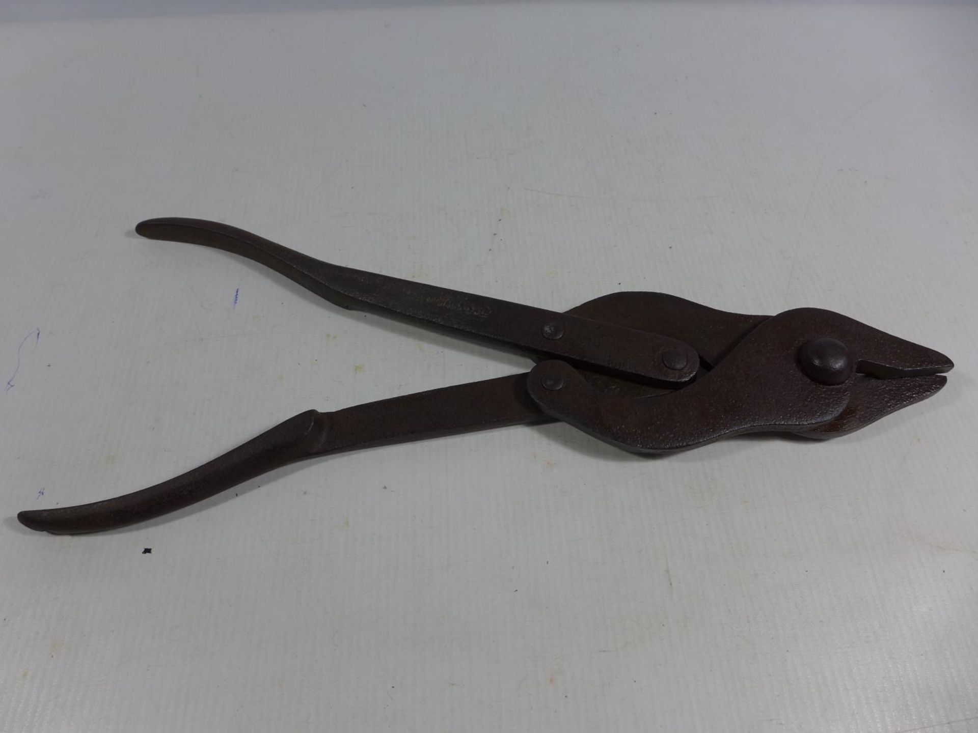 A PAIR OF WORLD WAR I CHATERLEA LTD FOLDING WIRE CUTTERS DATED 1917, LENGTH FOLDED 25CM, UNFOLDED