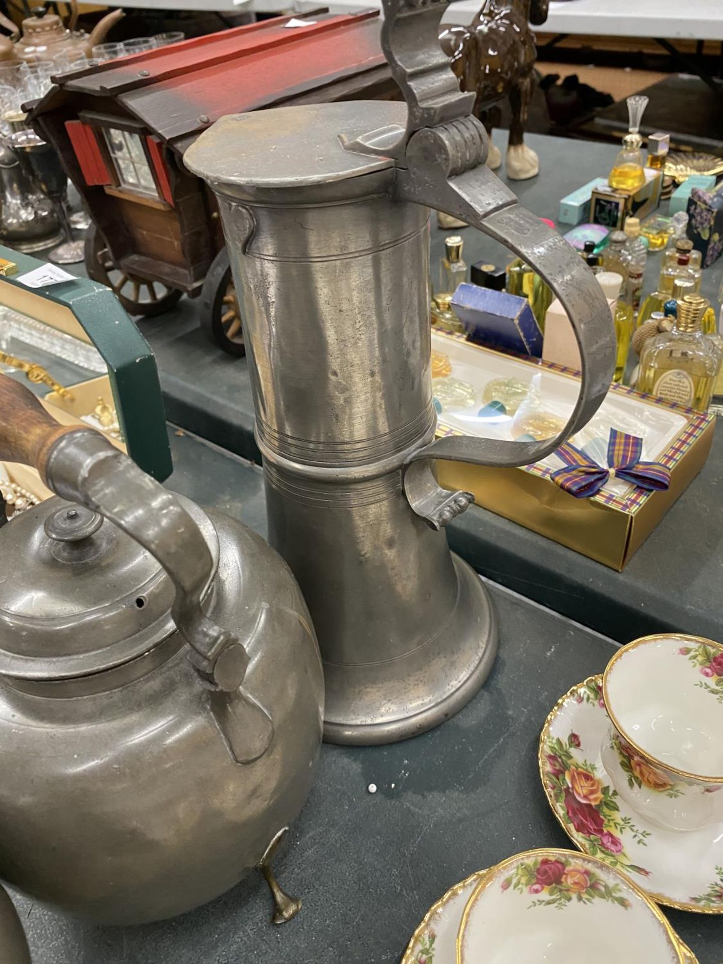 A QUANTITY OF VINTAGE PEWTER TO INCLUDE AN ARTS AND CRAFTS STYLE LARGE JUG, TEAPOT, TANKARD, ETC - 5 - Image 5 of 6