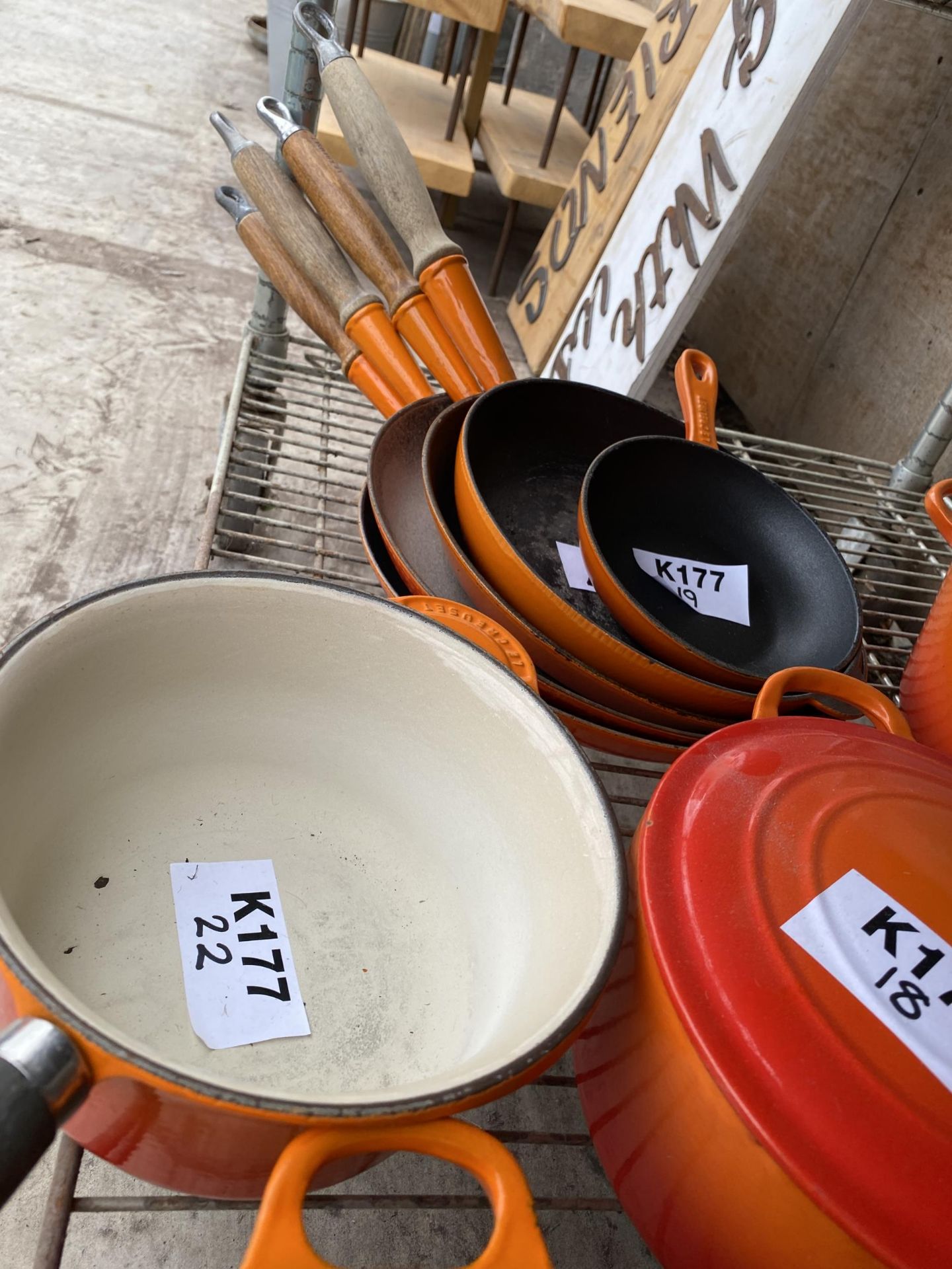 A LARGE COLLECTION OF ORANGE LE CREUSET PANS TO INCLUDE CASAROLE DISHES, VARIOUS SIZED SAUCEPANS AND - Bild 2 aus 5