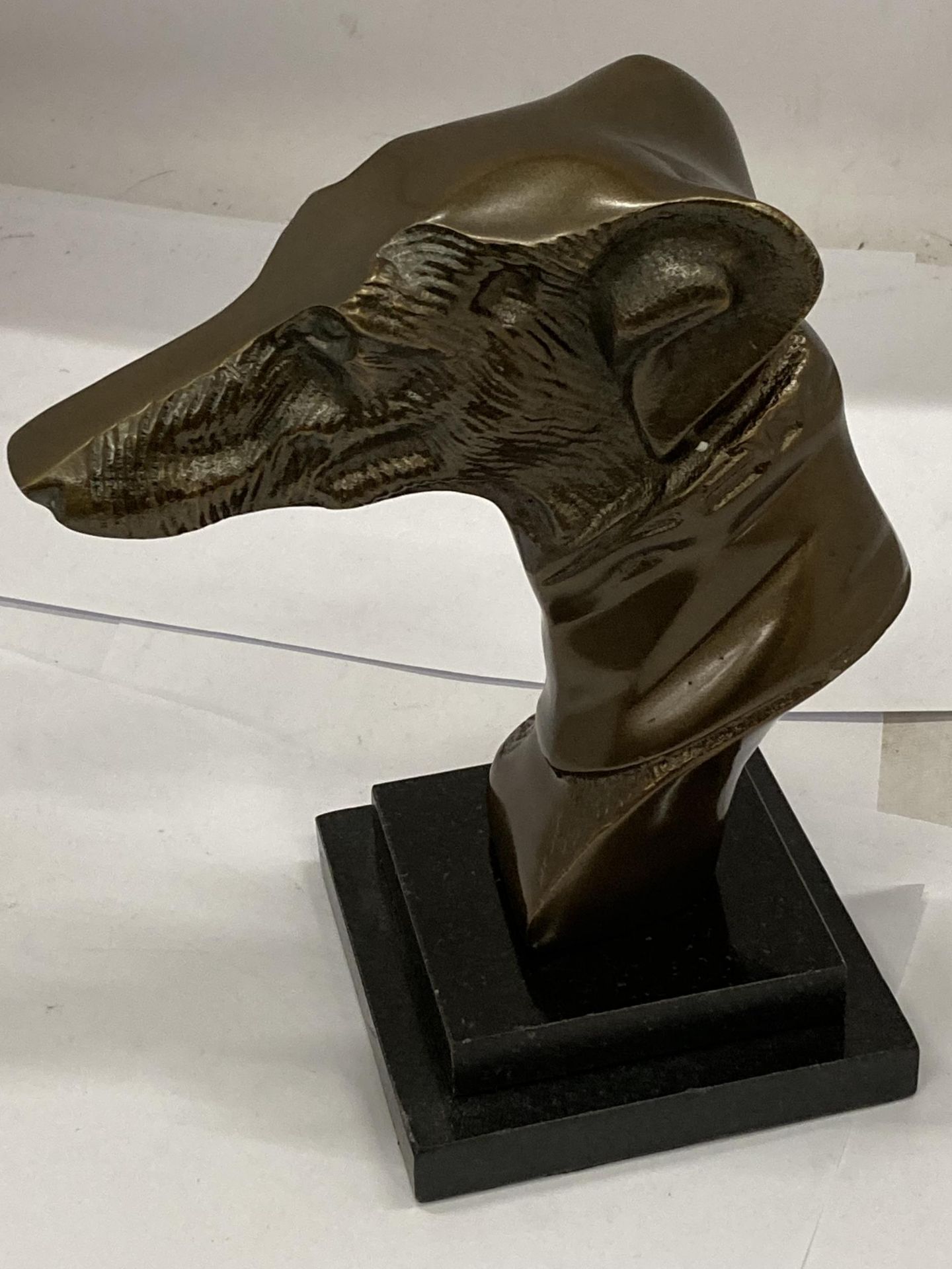 A BRONZE GREYHOUND/WHIPPET DOG BUST ON MARBLE BASE, HEIGHT 22CM
